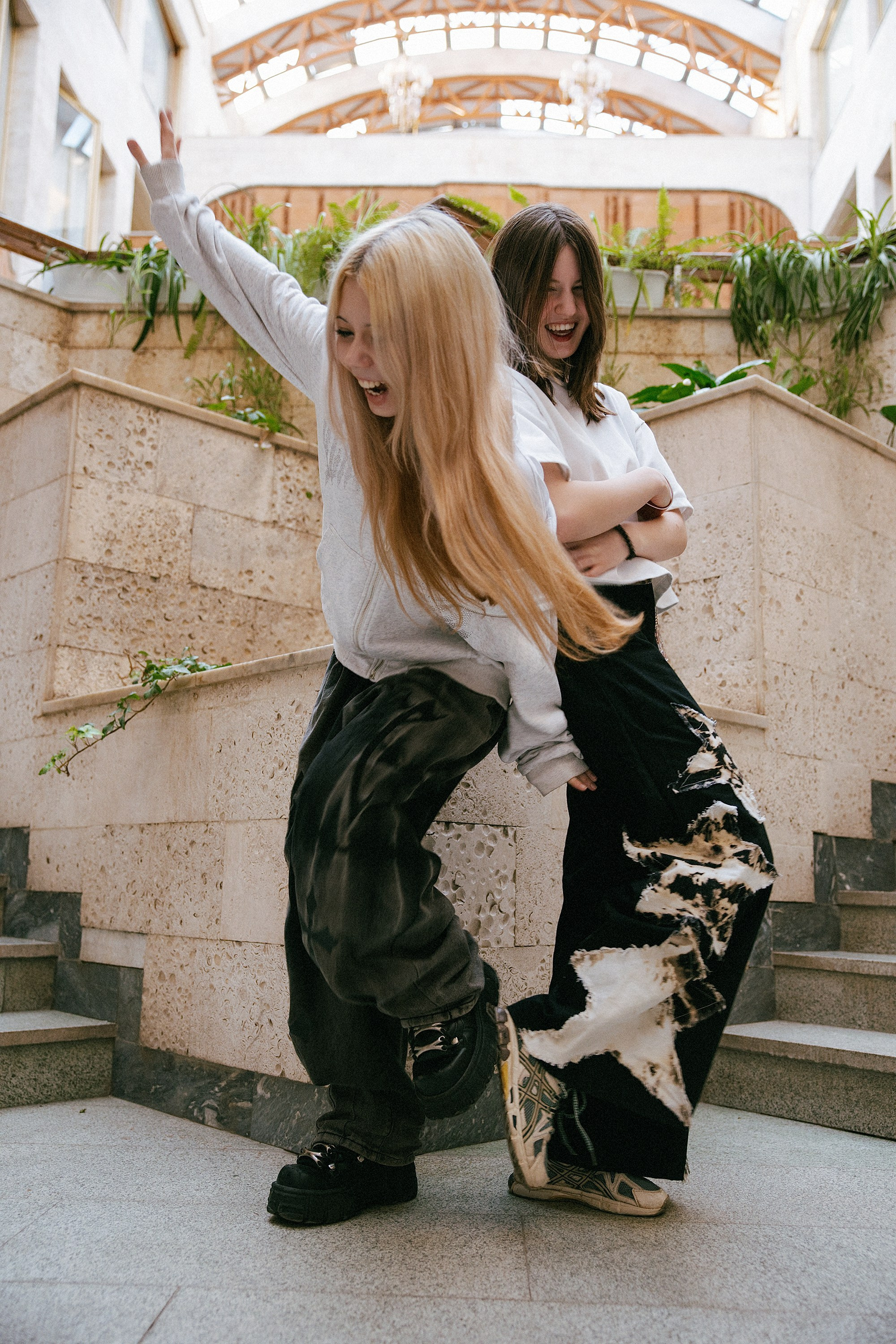 Эмоциональная съёмка девушек в Доме профсоюзов, советский интерьер и мраморные лестницы, выпускные фотографии для школьного альбома.