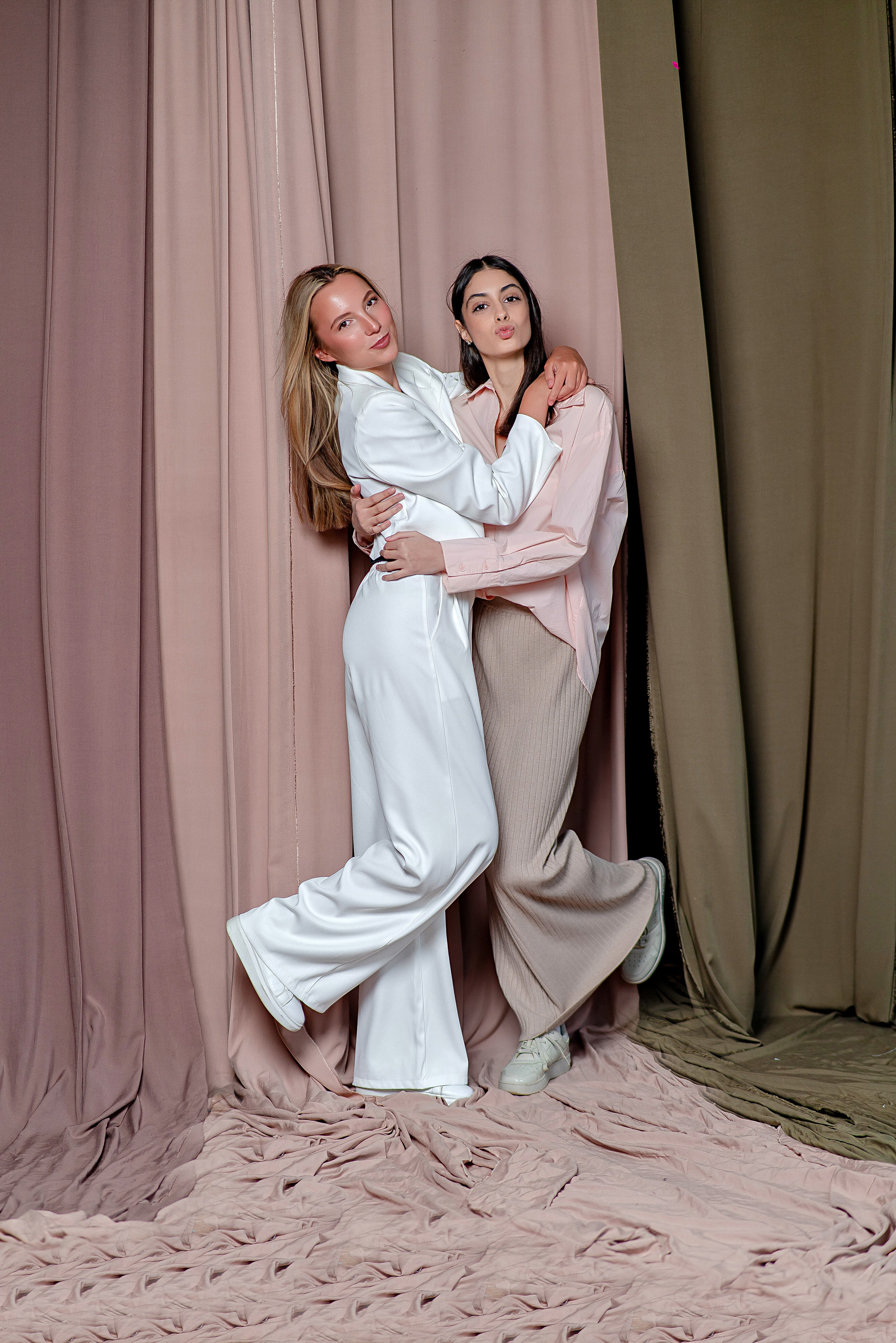 Выпускные (школьные) альбомы (книги) в Ростове-на-Дону. Современные Выпускные Альбомы в Ростове-на-Дону