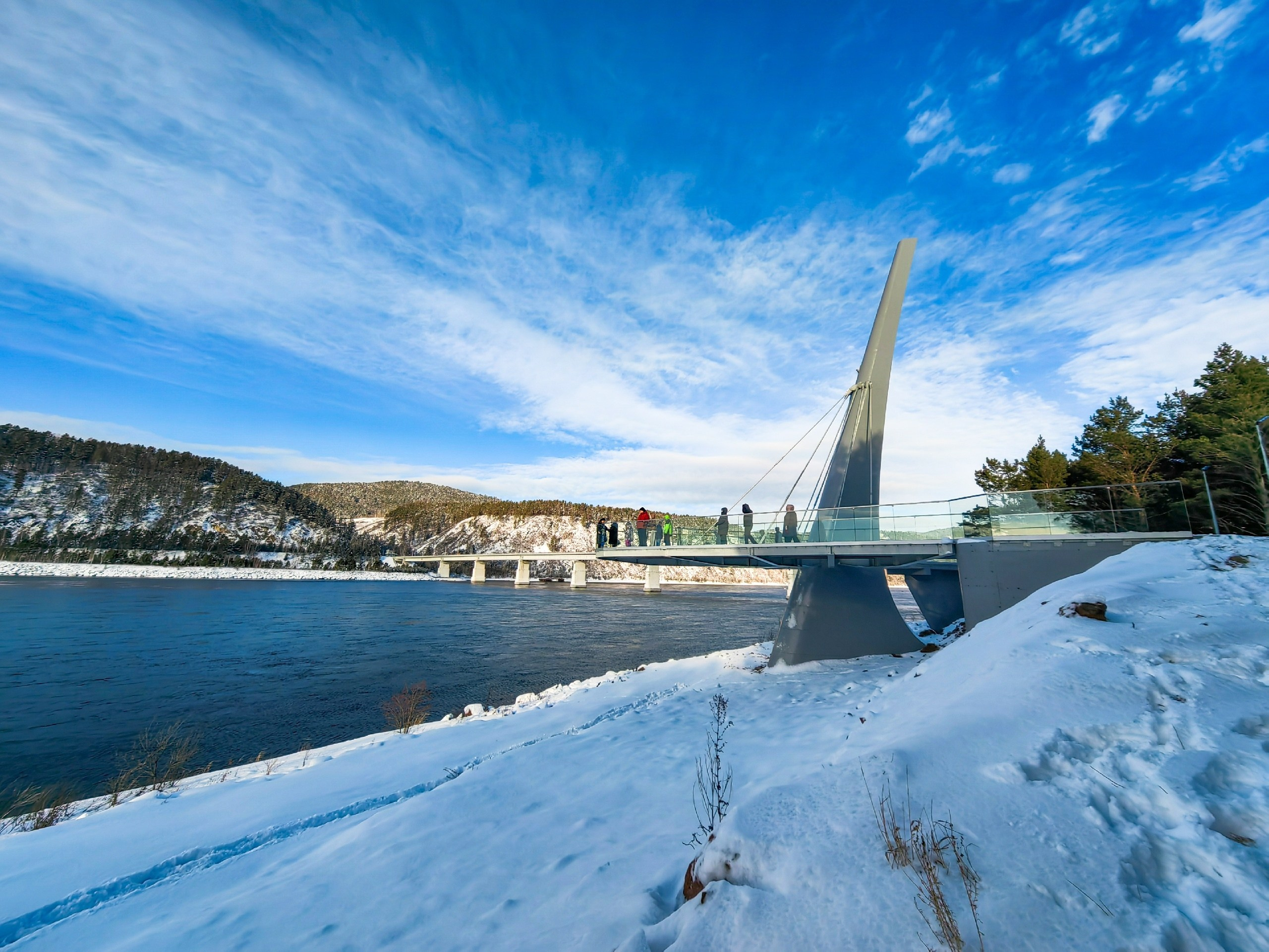 Смотровая Енисей Красноярская ГЭС заказать онлайн экскурсионное обслуживание трансфер на комфортабельном микроавтобусе индивидуальный тур Красноярск экскурсии фото интересные места что посмотреть куда сходить что посетить достопримечательности Красноярска фототур фотосессия аренда кабриолета аренда микроавтобуса трансфер цена заказать экскурсию программа маршрут смотровые площадки видовые красивые места Национальный парк заповедник Столбы Дивногорск Красноярская ГЭС путешествие туристический маршрут место силы Часовня Параскевы Пятницы Коммунальный мост остров Татышев Бобровый лог Николаевская сопка набережная Енисея село Овсянка музей Астафьева Караульная гора Виноградовский мост гид экскурсовод индивидуальная экскурсия фотосъемка виды на Енисей фанпарк Бобровый лог парк флоры и фауны Роев ручей Торгашинский хребет скала Такмак вантовый мост куда сходить цены расписание