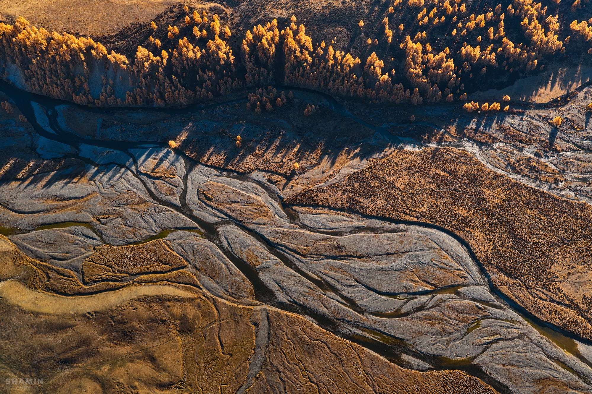 Аэросъёмка пейзажей с дрона — вид с высоты на природу, свет и пространство, запечатлённые в разное время суток.
