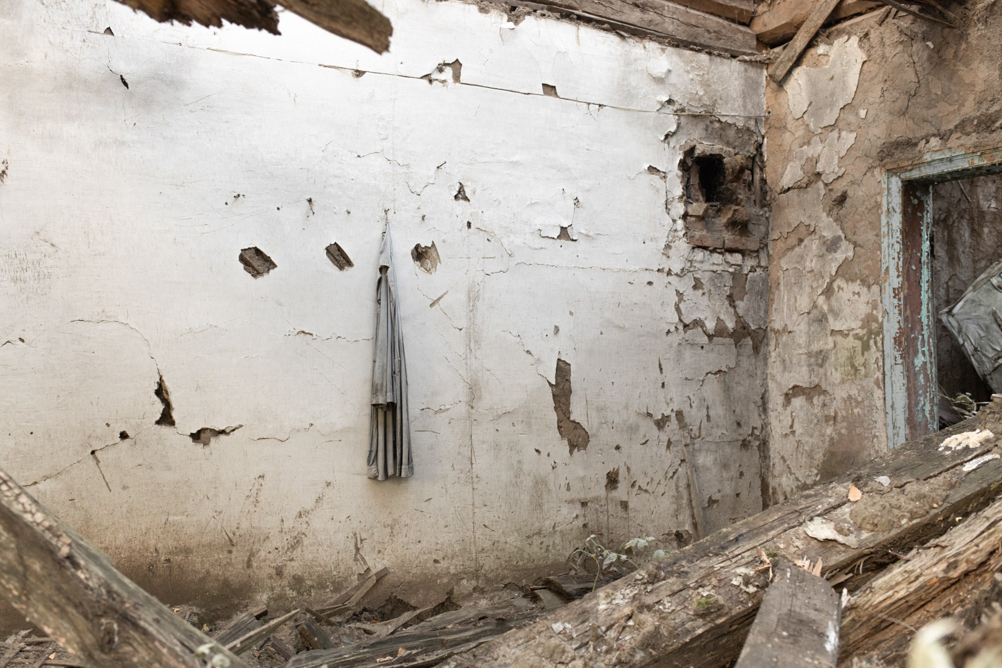 Забытый жильцами халат в одном из развалившихся жилых коммунарских домов.