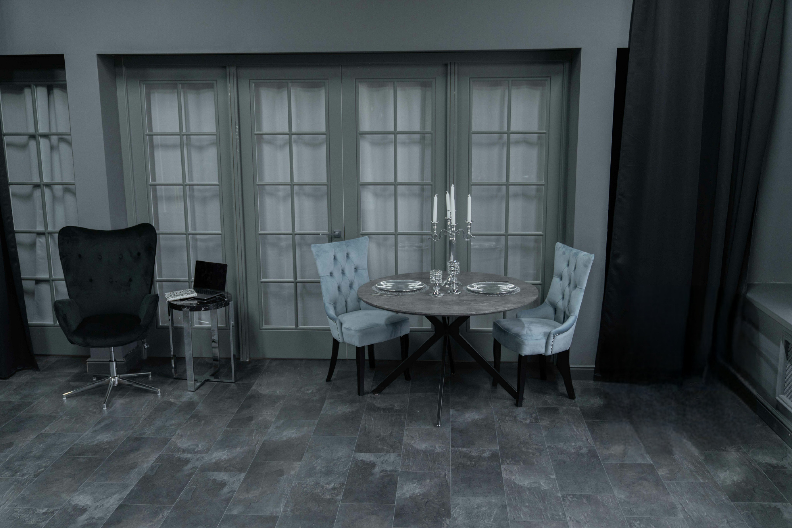 DАRК — зал 60 м² фотостудии в Москве с большими окнами, серыми стенами, потолком и полом, подходит для съемки с естественным светом. ВИЗУАЛИЗАТОР БРЕНДА: ФОТОГРАФ | ИМИДЖМЕЙКЕР| СТИЛИСТ МОСКВА