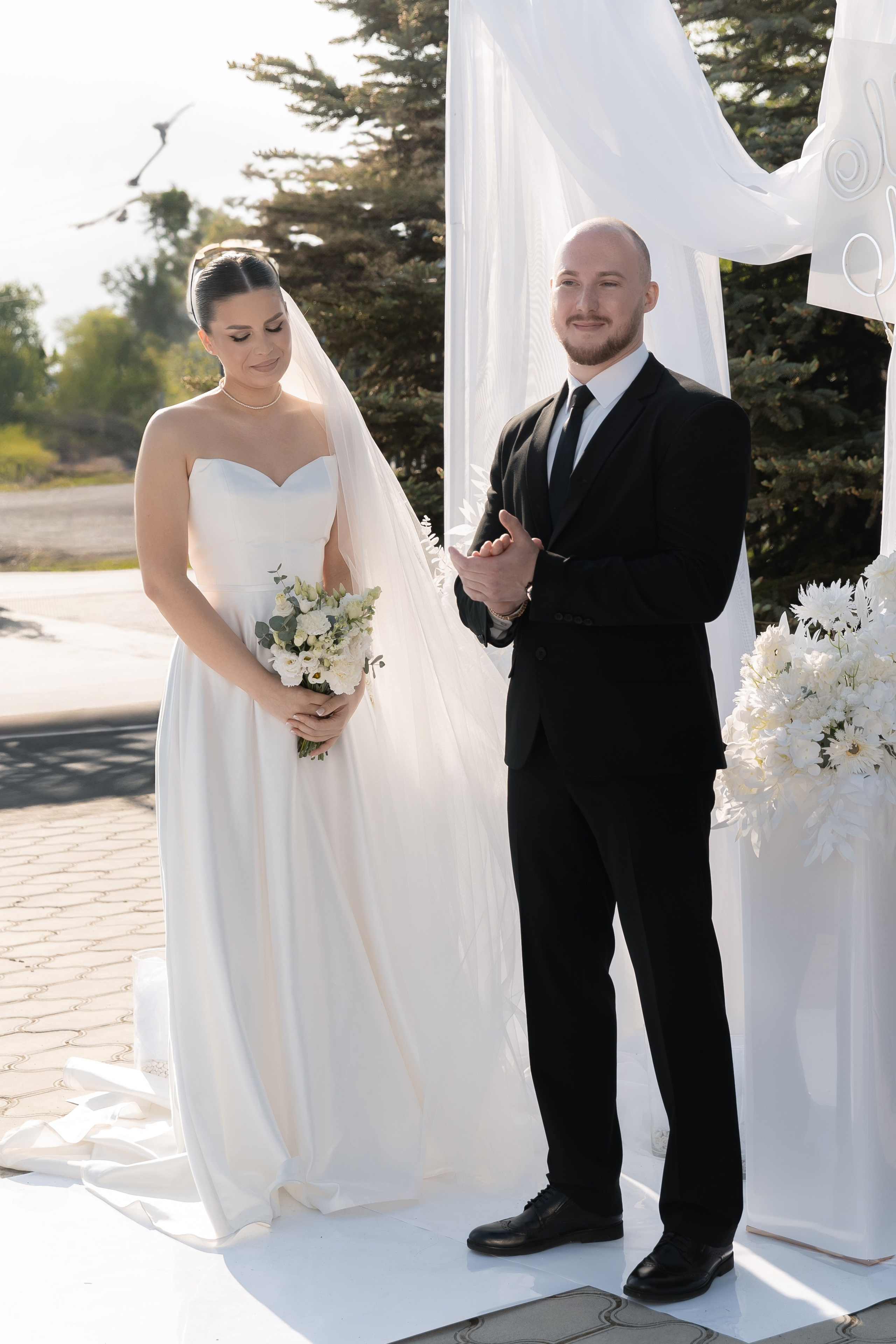 Я создаю профессиональные фотографии, которые сохраняют эмоции, детали и атмосферу вашего праздника. Свадебный фотограф во Владивостоке