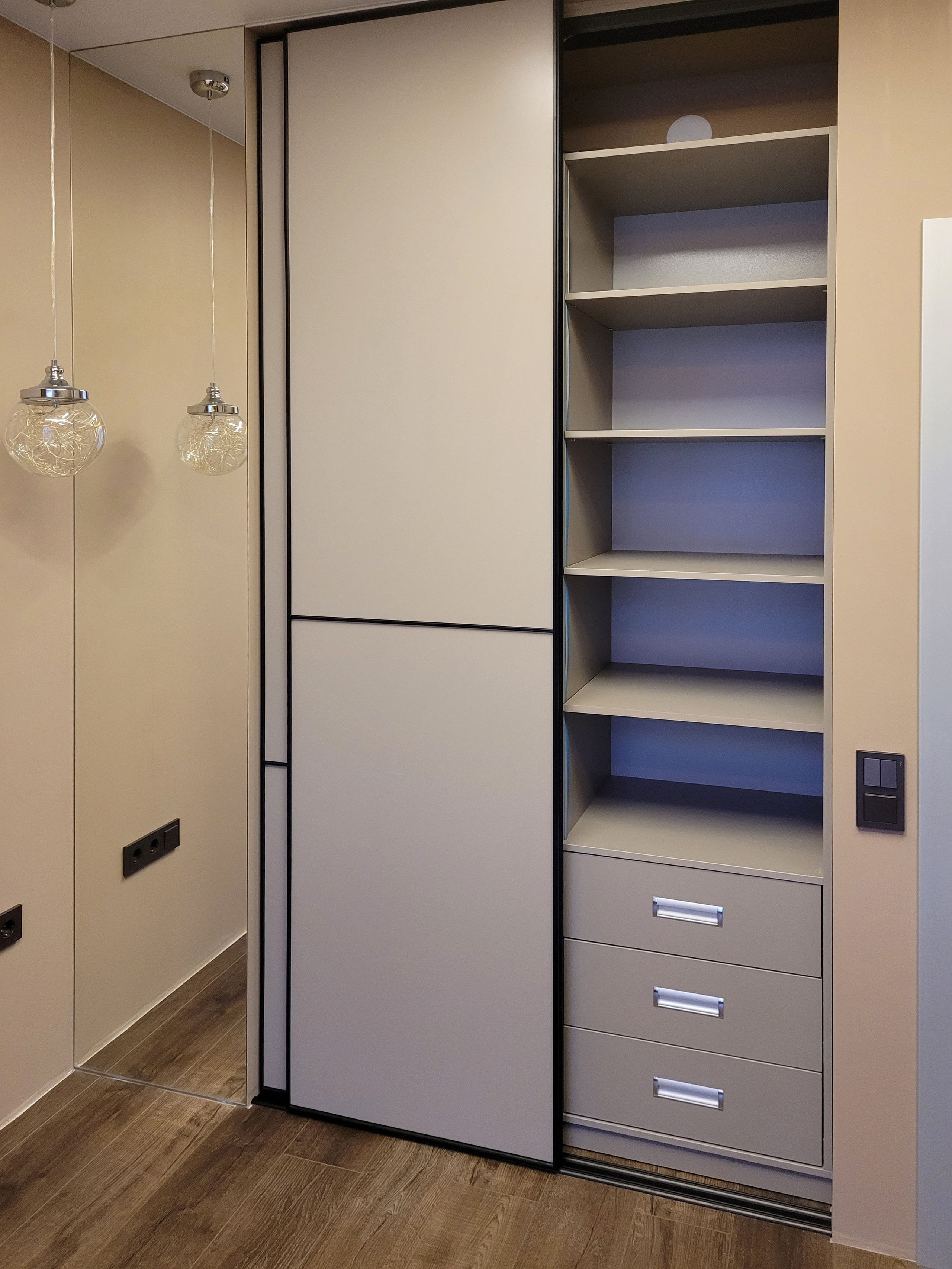 Шкафы, гардеробные и прихожие на заказ в Евпатории. Мебель на заказ в Евпатории