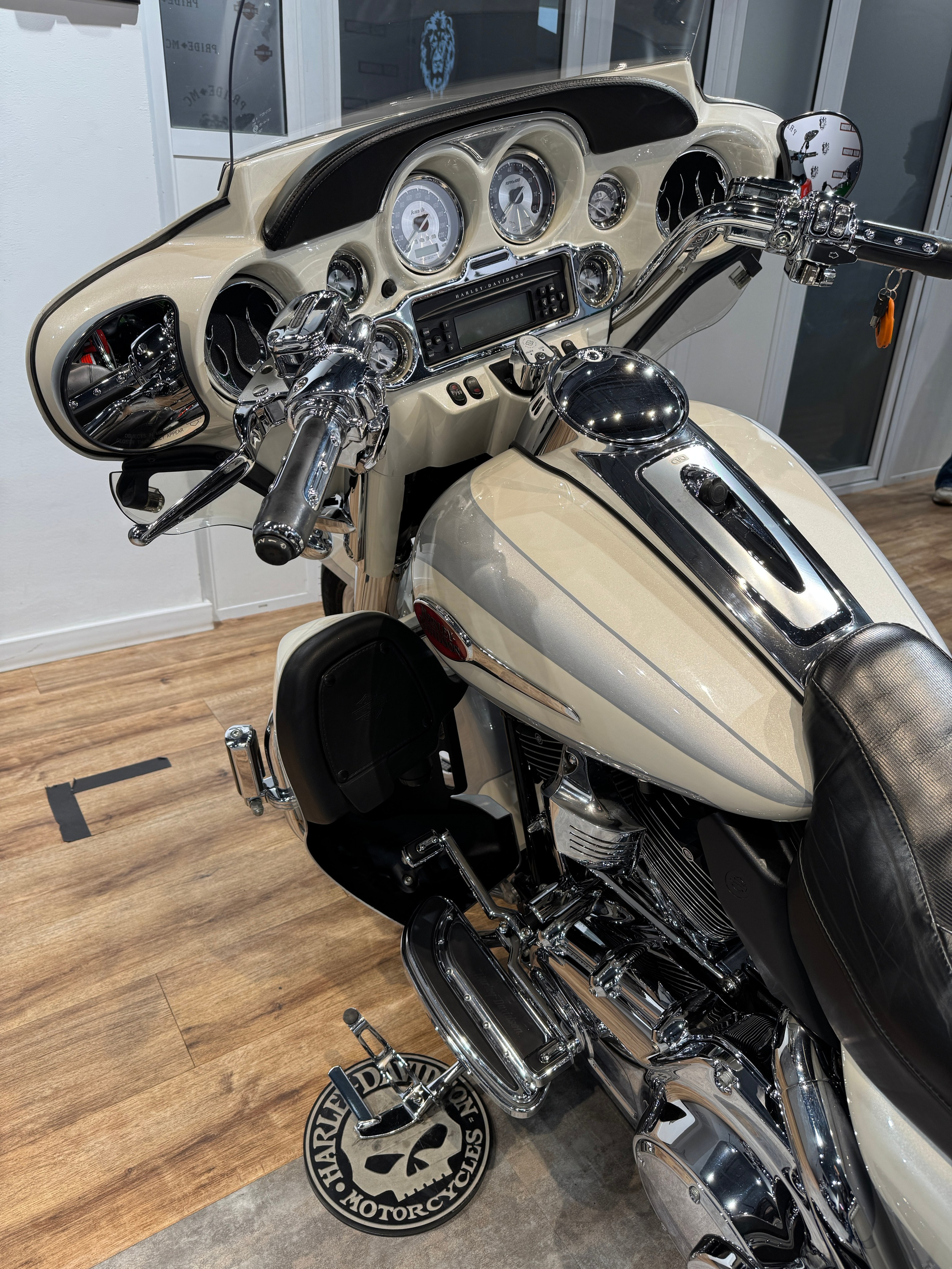 Harley Davidson CVO Electra Glide (White Frost) (Touring) — купить мотоцикл. Hello Davidson, Москва. Только хорошие мотоциклы…