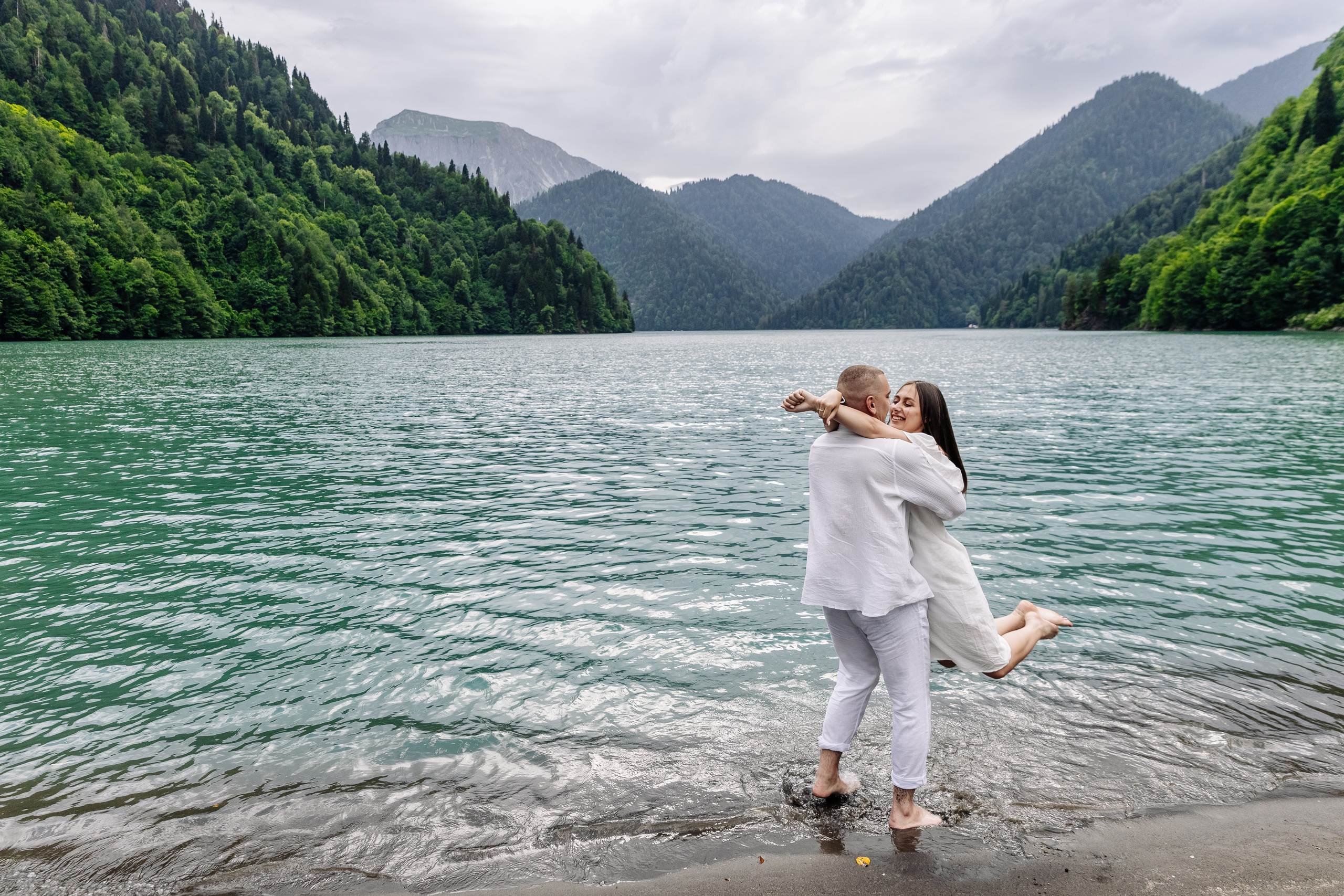 Фотосессия в Абхазии на прекрасном озере Рица. Свадебный фотограф в Абхазии, Сухум, Гагра, Сочи