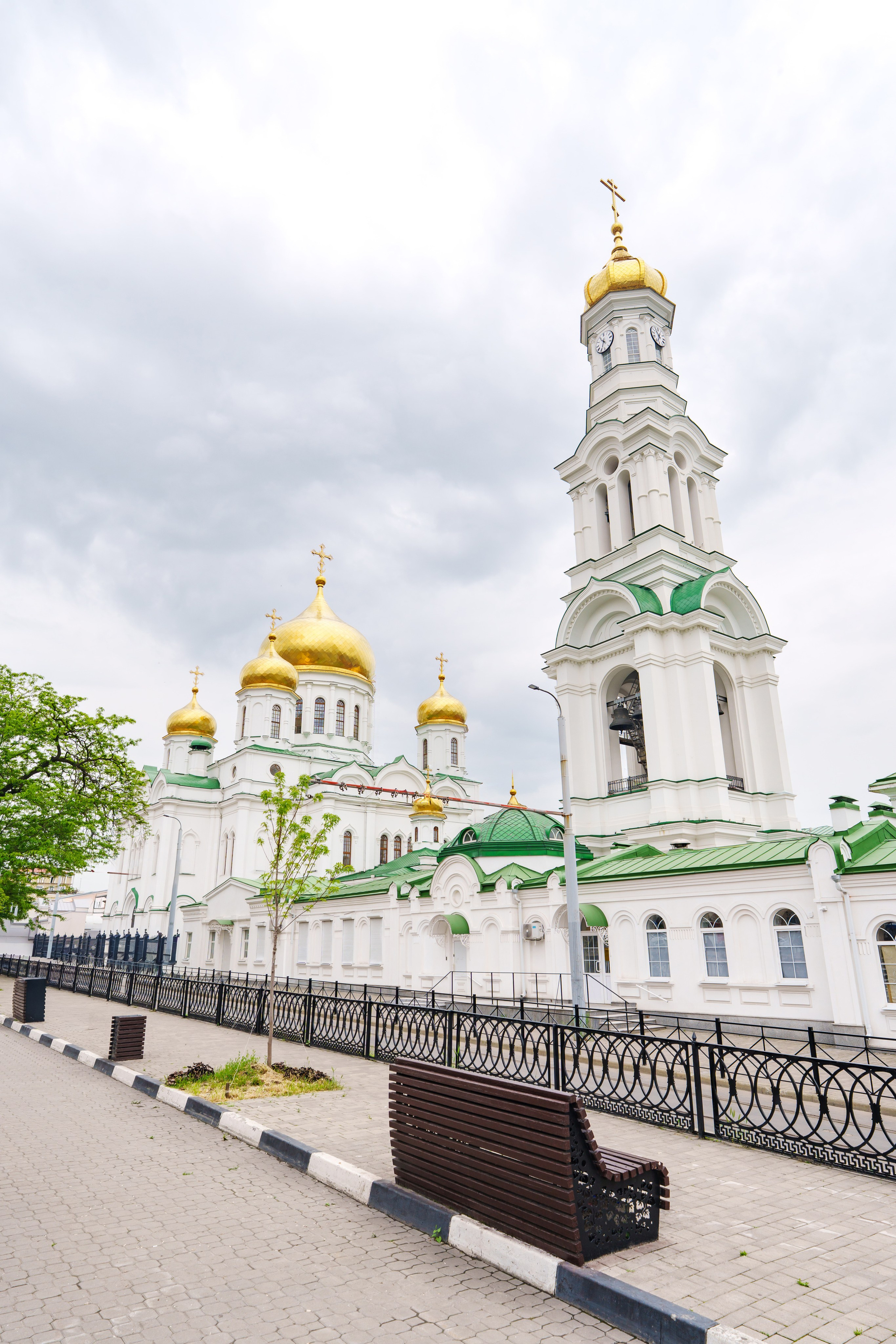 афедральный собор Рождества Пресвятой Богородицы в Ростове-на-Дону — один из главных православных храмов города и известная архитектурная достопримечательность юга России. Историческое здание с золотыми куполами и колокольней в центре Ростова-на-Дону 9.05.2026, фотограф Андрей Сайфутдинов