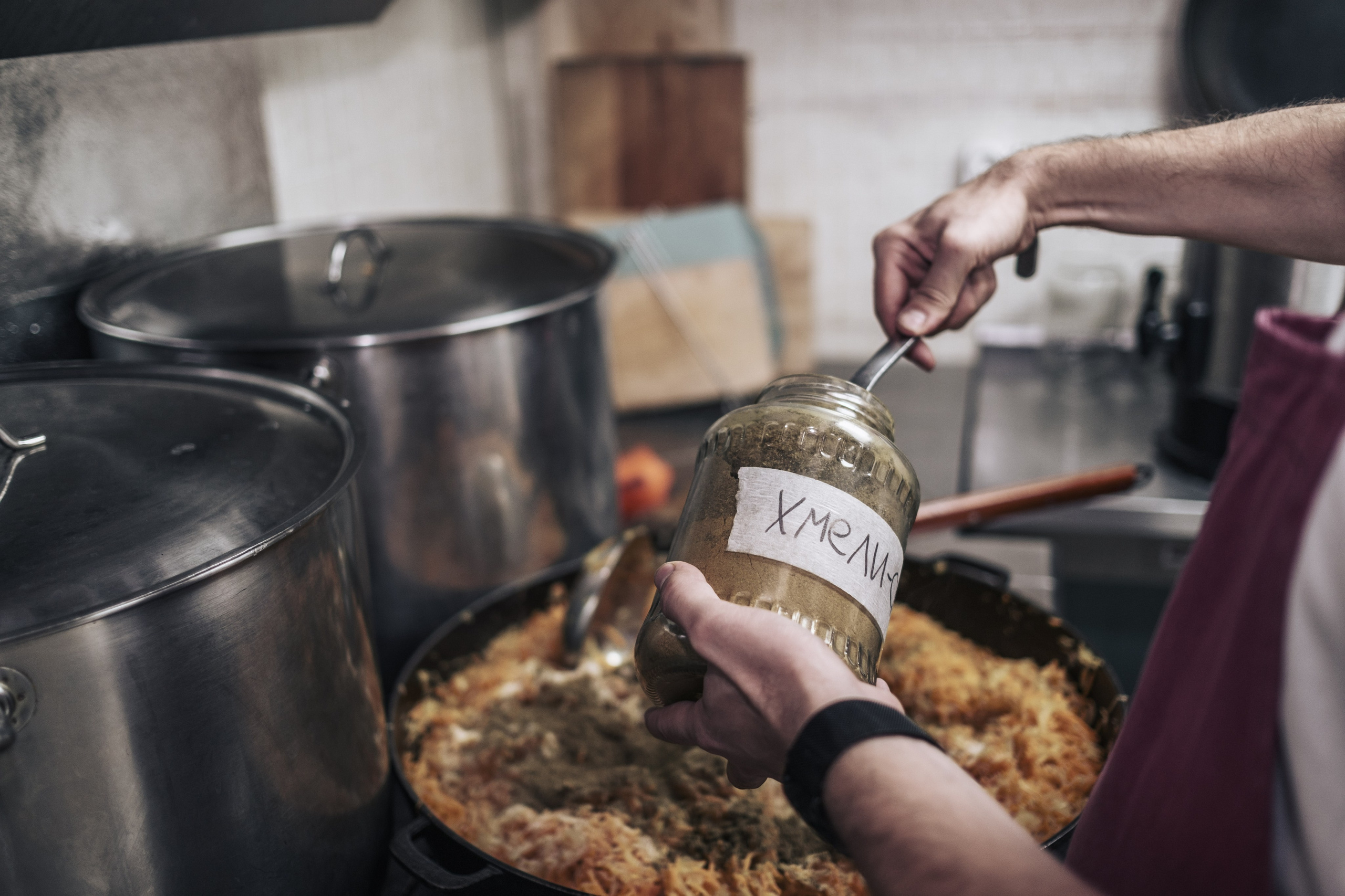 Готовка для бездомных и кормление их в Москве. Фотограф в Москве Максим Скоробогатов