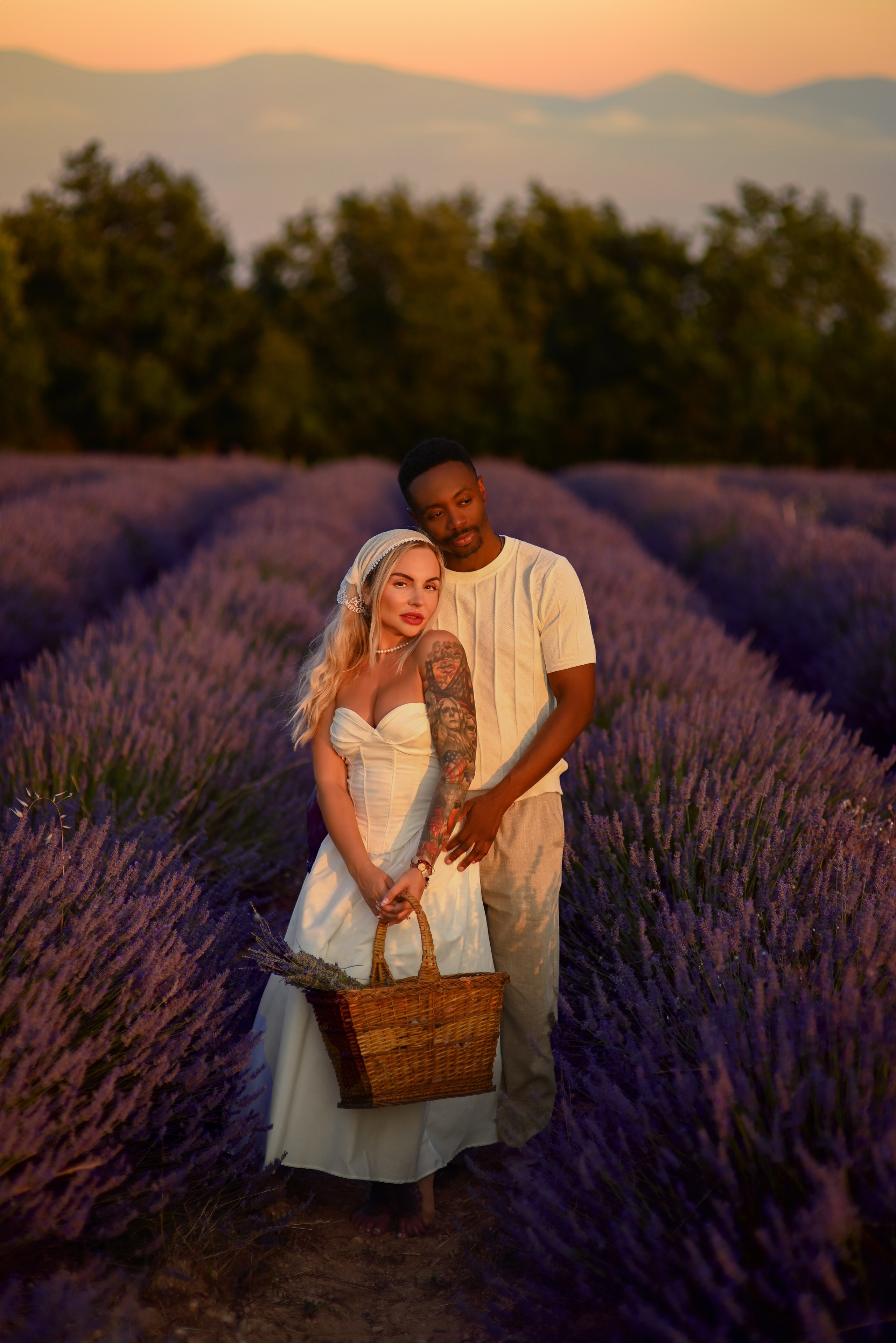Séances photo dans les champs de lavande 2026. Photographer in Provence Julia Lipiainen