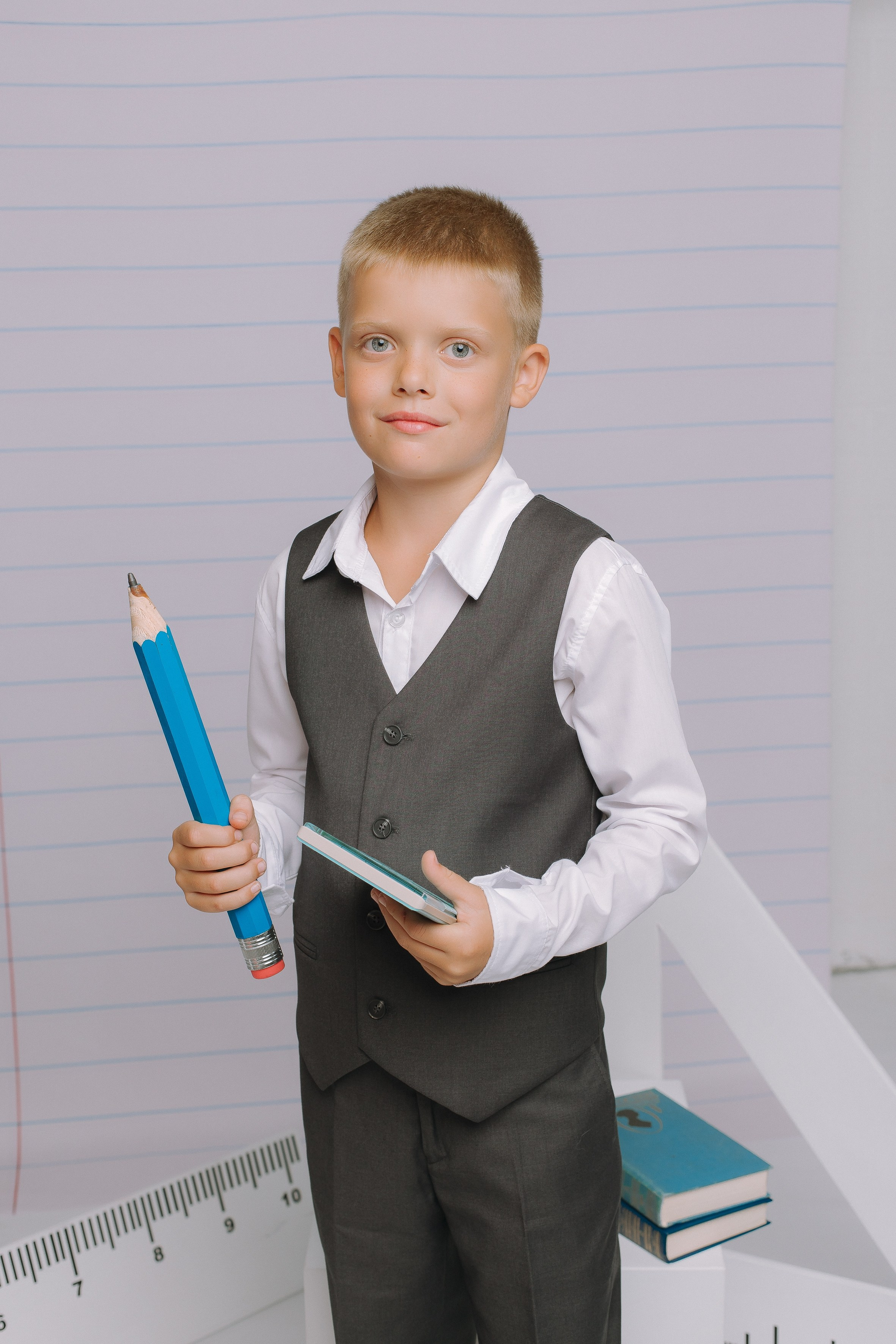 Студия- Портреты начальная школа (С реквизитом). Выпускные альбомы Натальи Бутко: Новороссийск, Анапа, Геленджик