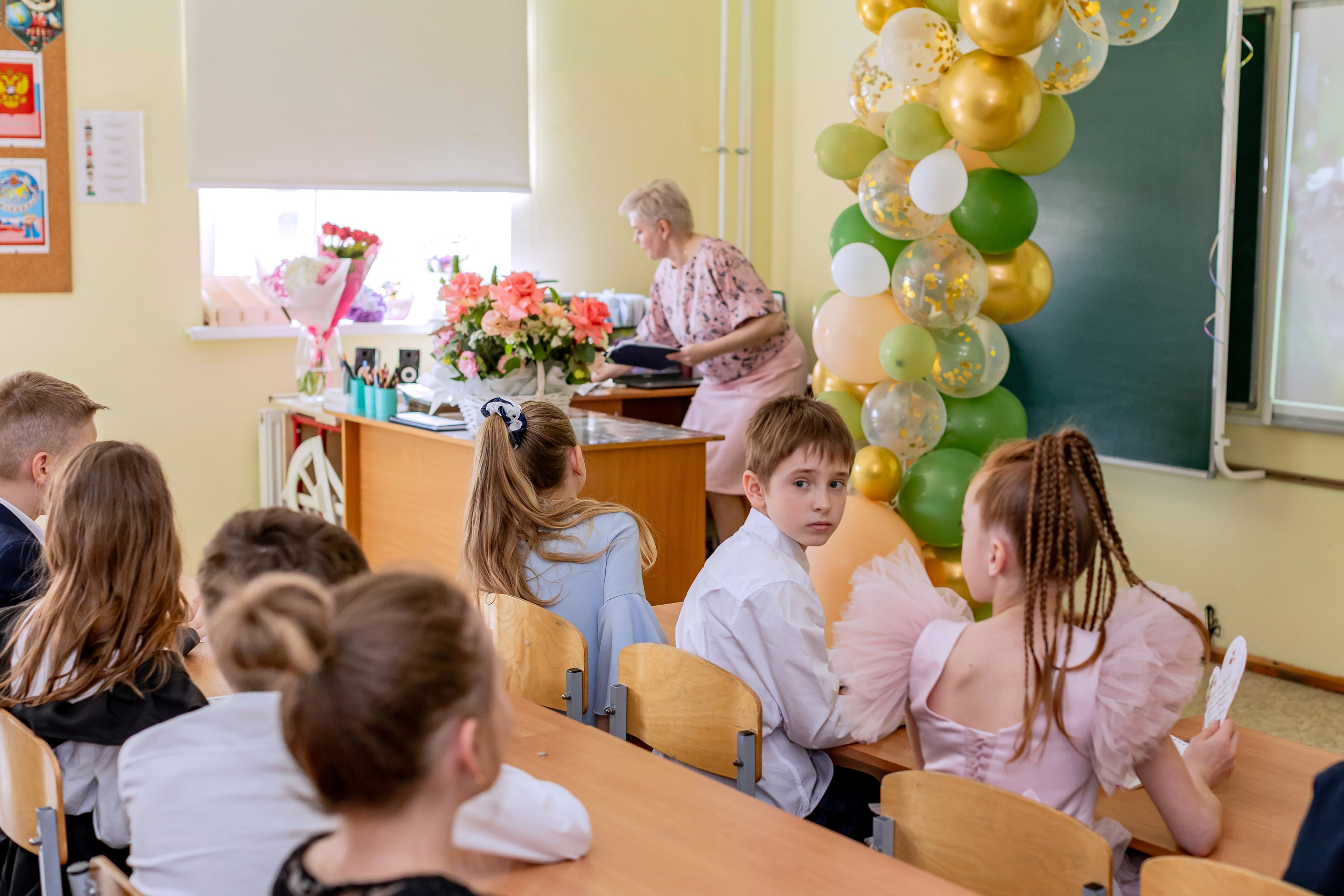 Выпускной в начальной школе в классе. Фотограф и видеограф Москва. Свадебный фотограф, видеограф. Выпускные альбомы. Оживающие альбомы