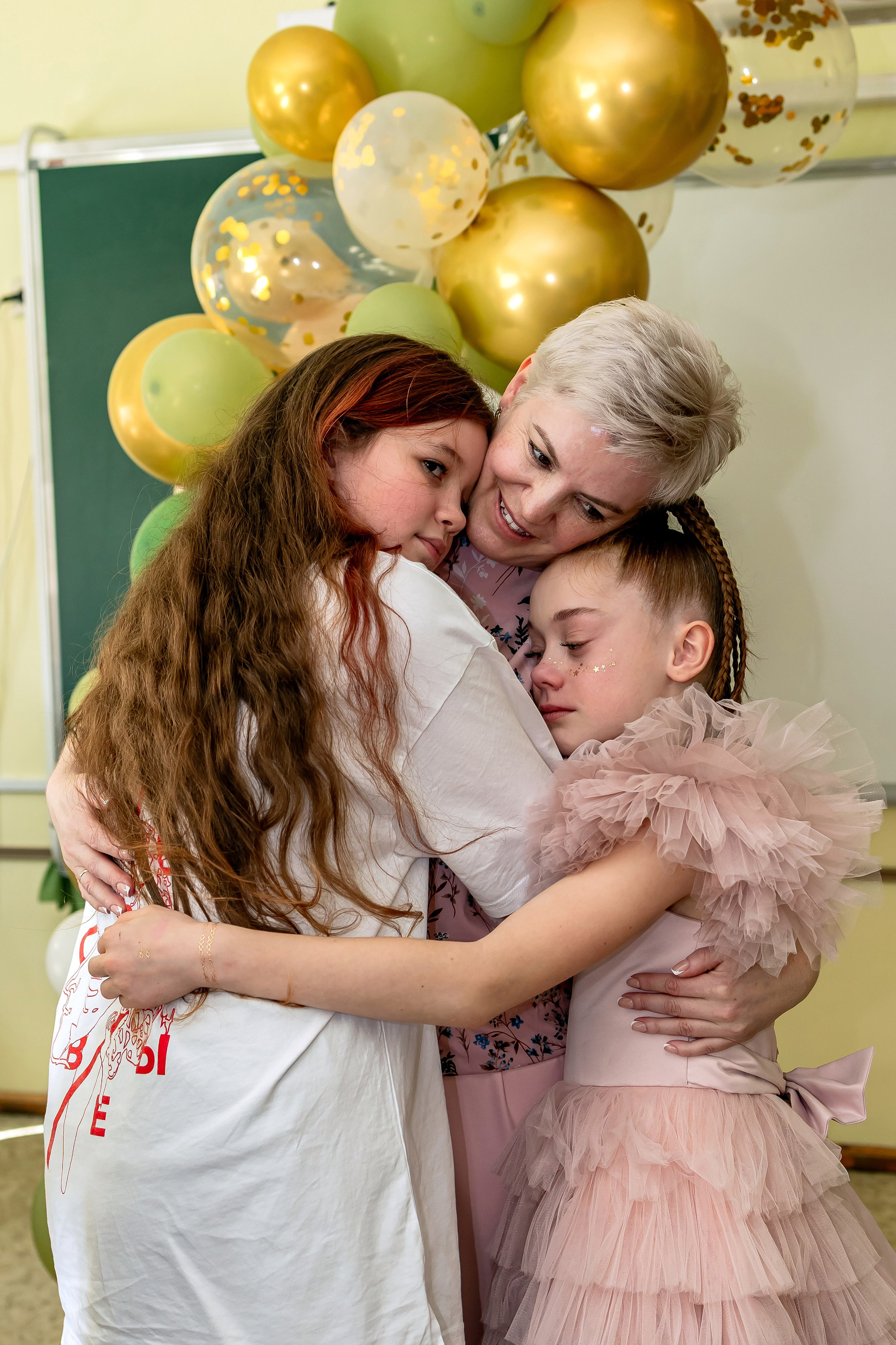 Выпускной в начальной школе в классе. Фотограф и видеограф Москва. Свадебный фотограф, видеограф. Выпускные альбомы. Оживающие альбомы