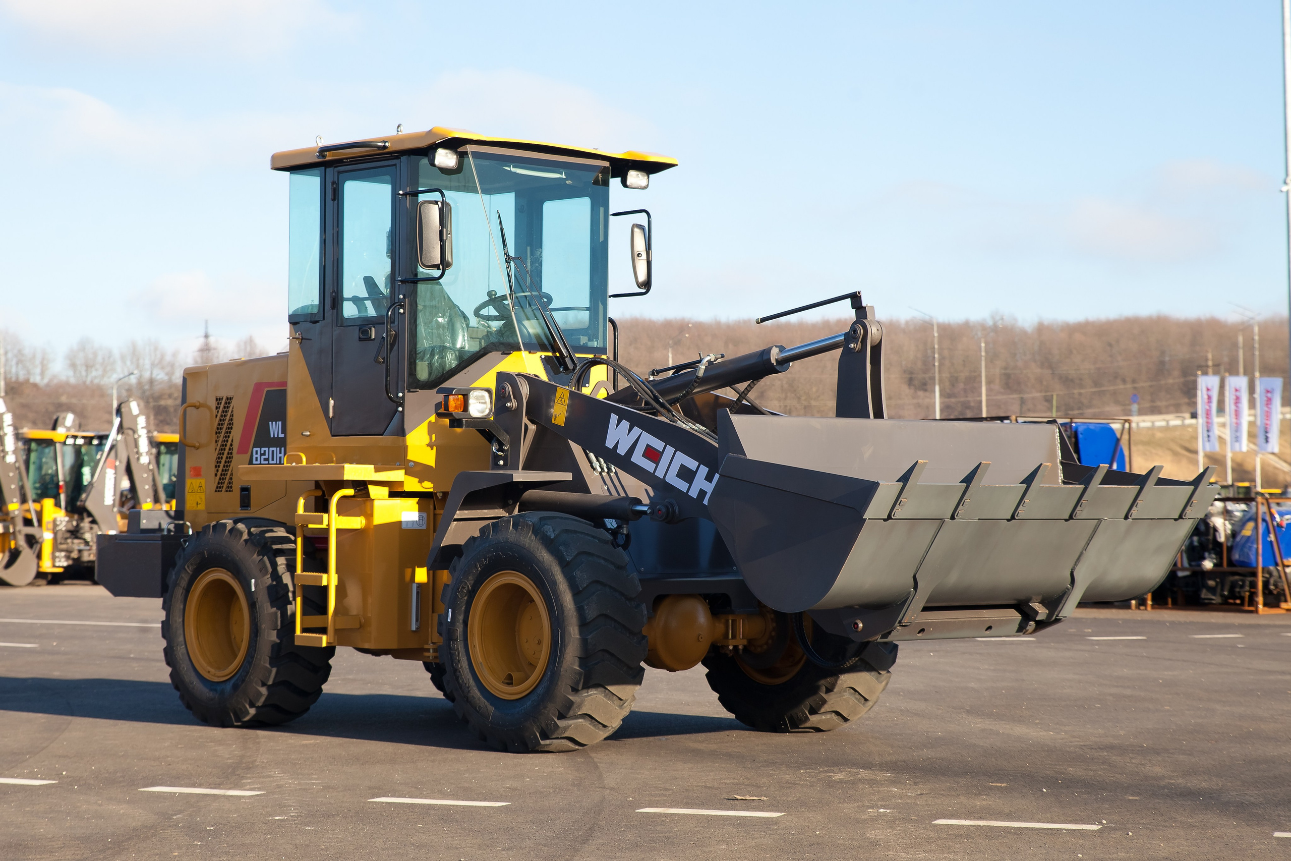 Фото фронт. погр. Weheavy WL820H. Продажа и обслуживание грузовой техники и спецтехники в г. Новосибирск компания СТИ
