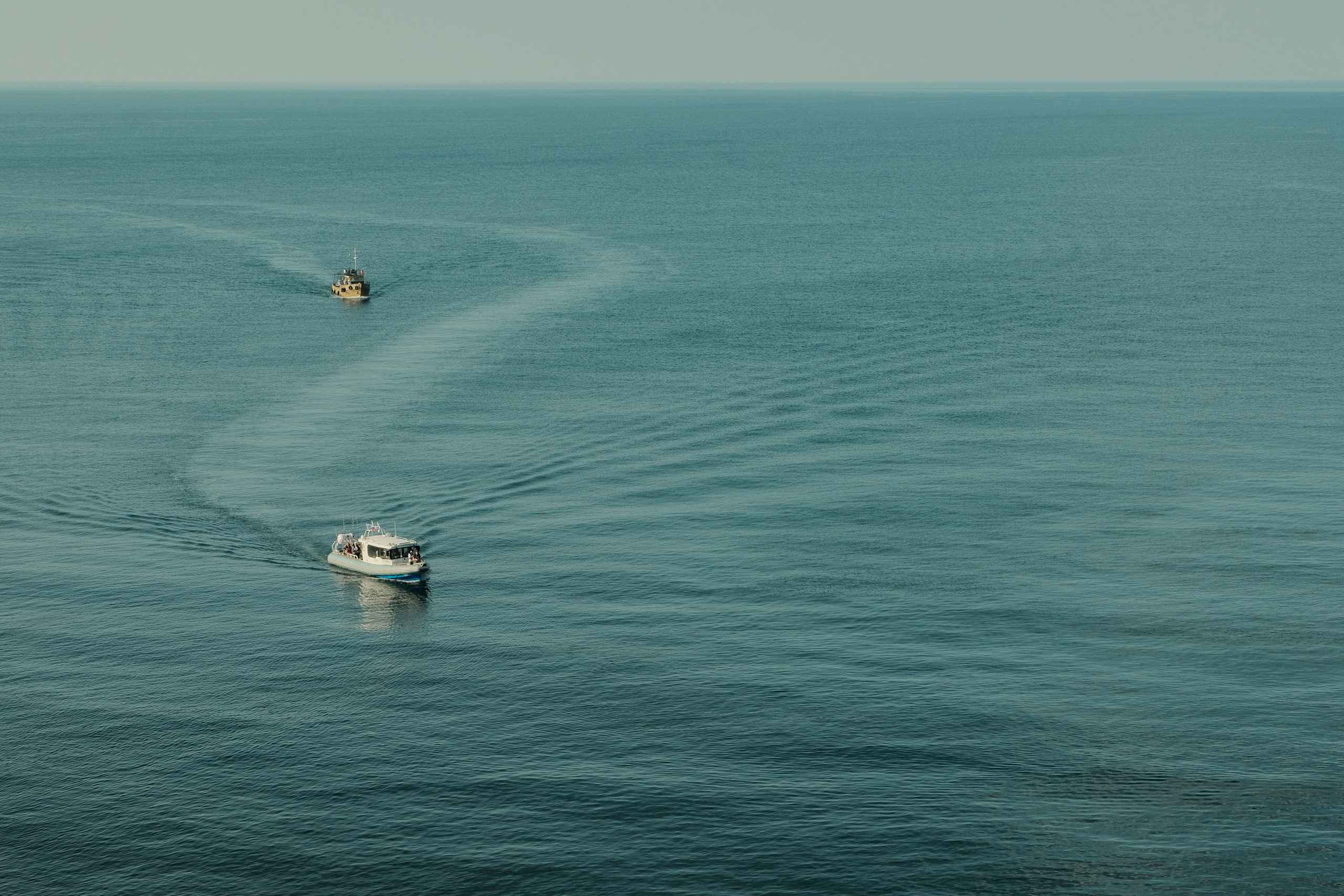 boats is in the middle of the ocean