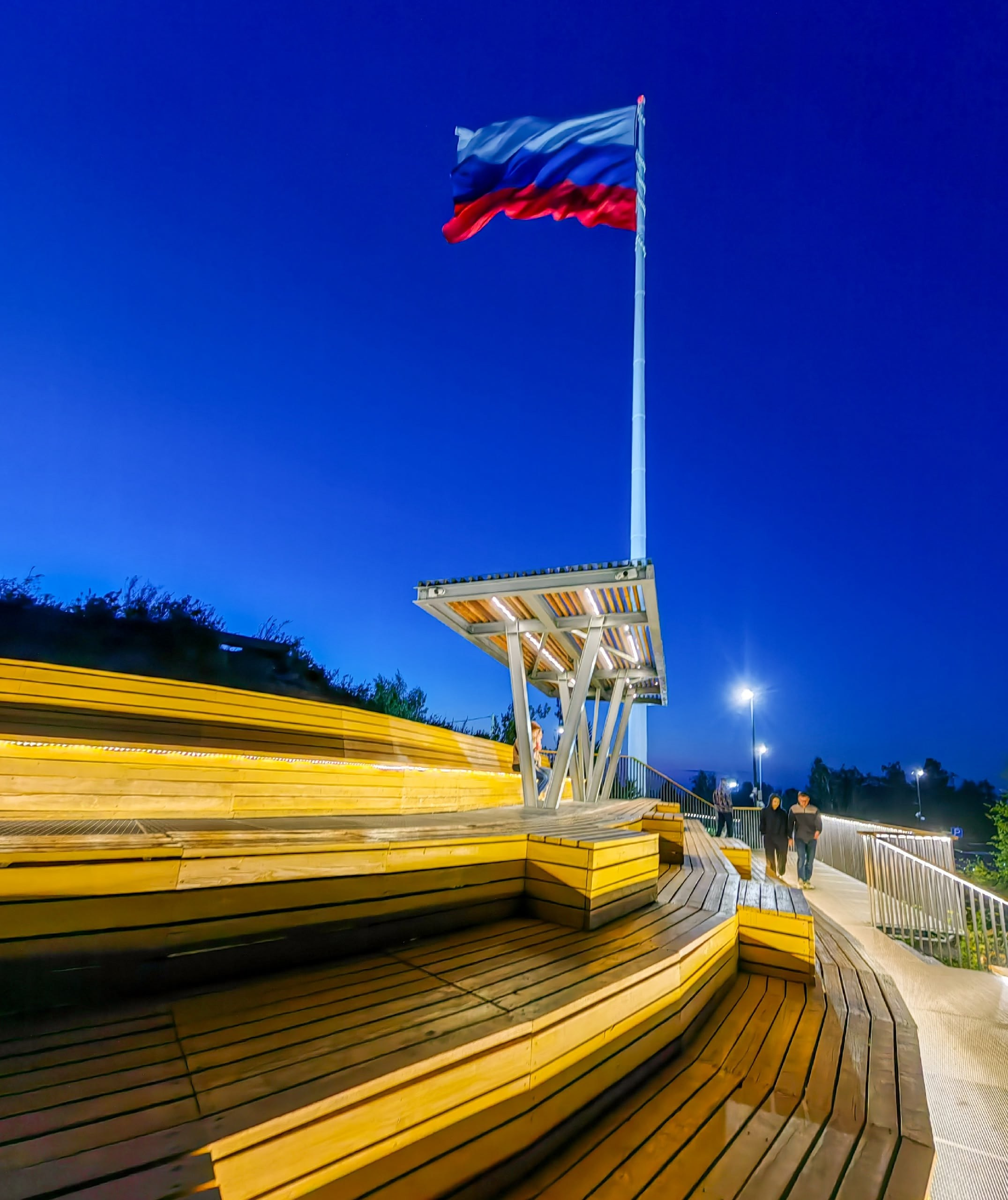 флаг России флагшток Красноярск индивидуальный тур экскурсии фото интересные места что посмотреть куда сходить что посетить достопримечательности Красноярска фототур фотосессия аренда кабриолета аренда микроавтобуса трансфер цена заказать экскурсию программа маршрут смотровые площадки видовые красивые места Национальный парк заповедник Столбы Дивногорск Красноярская ГЭС путешествие туристический маршрут место силы Часовня Параскевы Пятницы Коммунальный мост остров Татышев Бобровый лог Николаевская сопка набережная Енисея село Овсянка музей Астафьева Караульная гора Виноградовский мост гид экскурсовод индивидуальная экскурсия фотосъемка виды на Енисей фанпарк Бобровый лог парк флоры и фауны Роев ручей Торгашинский хребет скала Такмак вантовый мост куда сходить цены расписание заказать онлайн экскурсионное обслуживание трансфер на комфортабельном автобусе