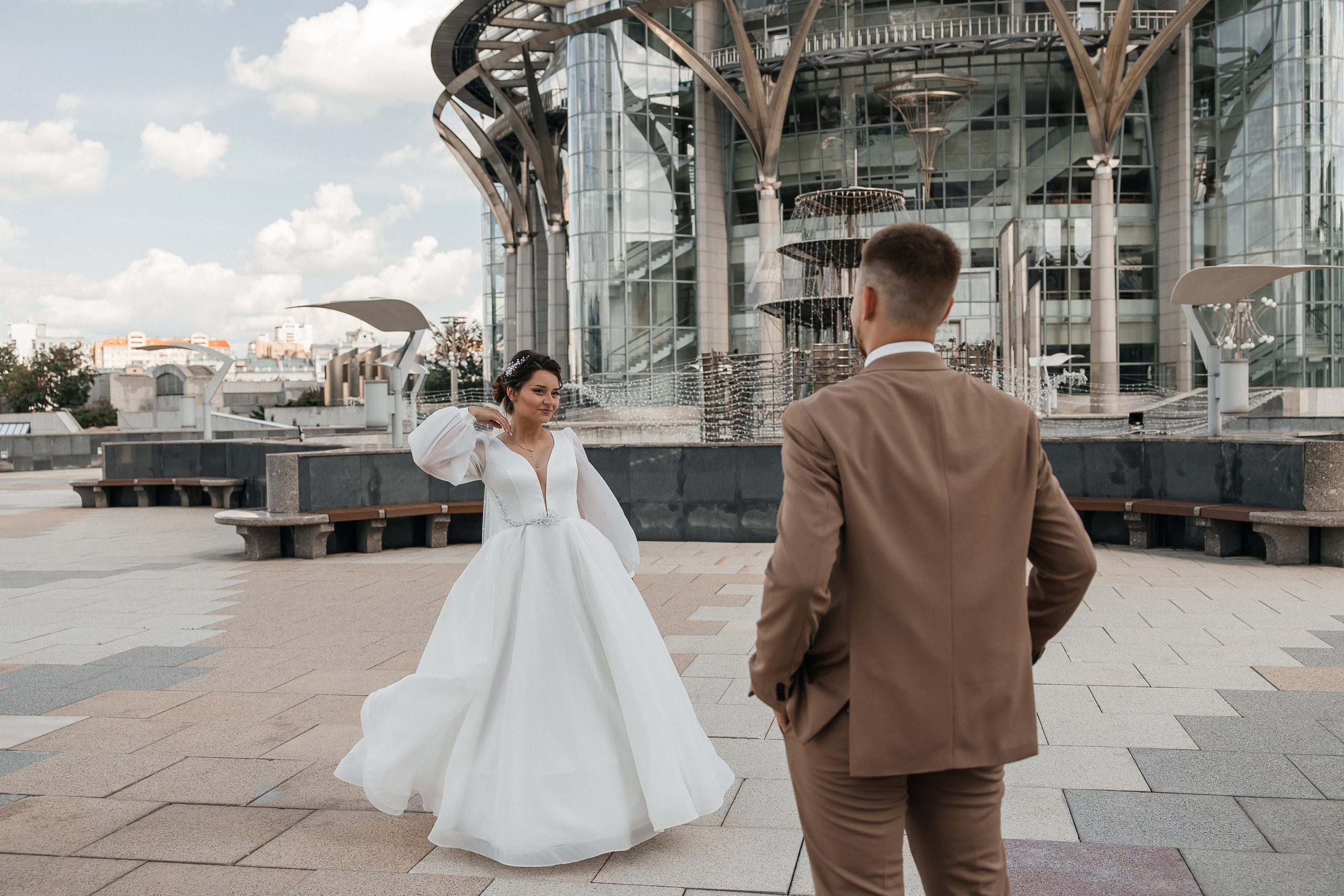 Свадебная фотосессия у Дома Музыки. Свадебный фотограф в Москве Дарья Олендарёва