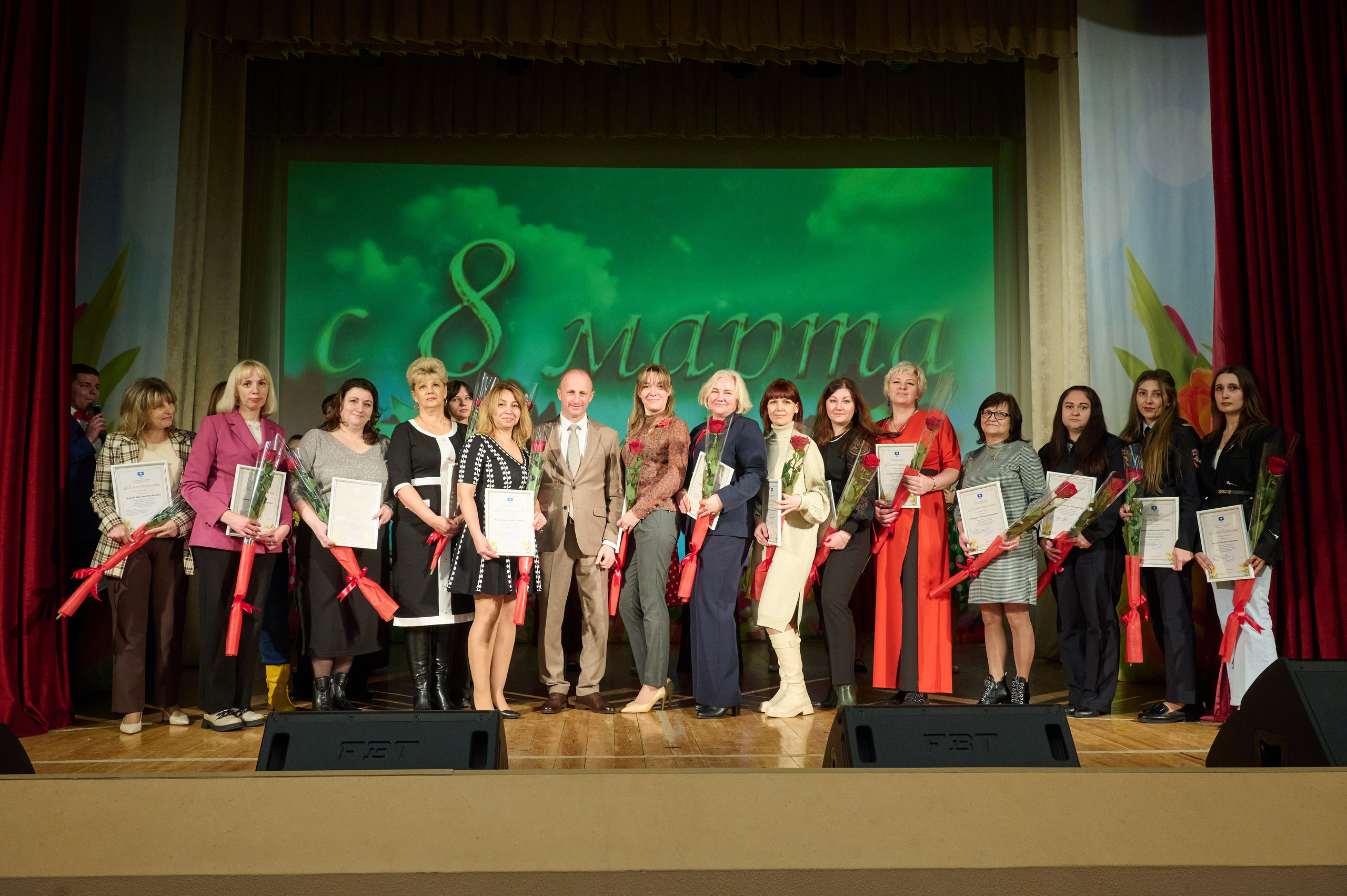 8 марта ДК Кабардинка. Жизнь курорта Кабардинка в фотографиях