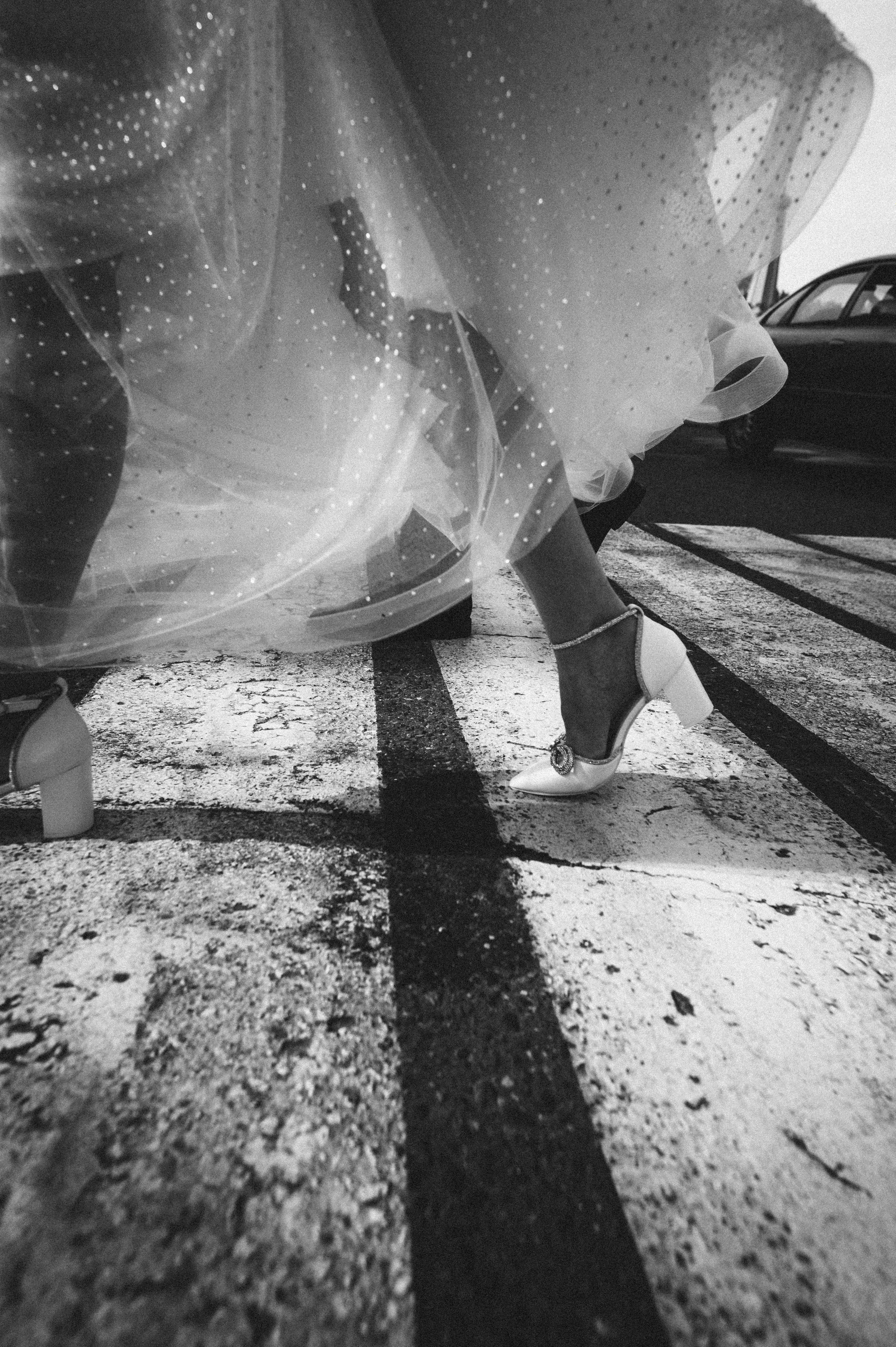 Черно-белая фотография крупный план невесты