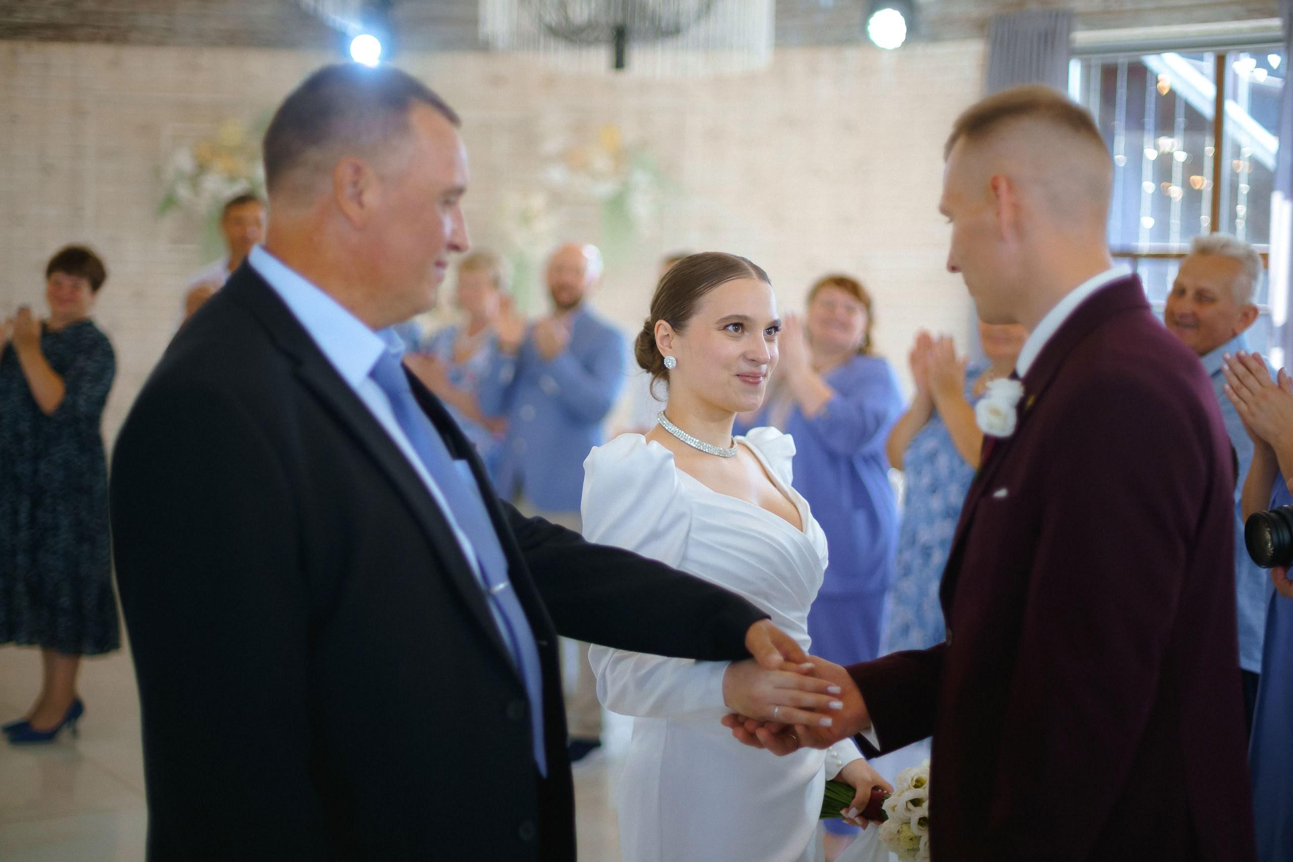 Объятия гостей и жениха на свадебном банкете