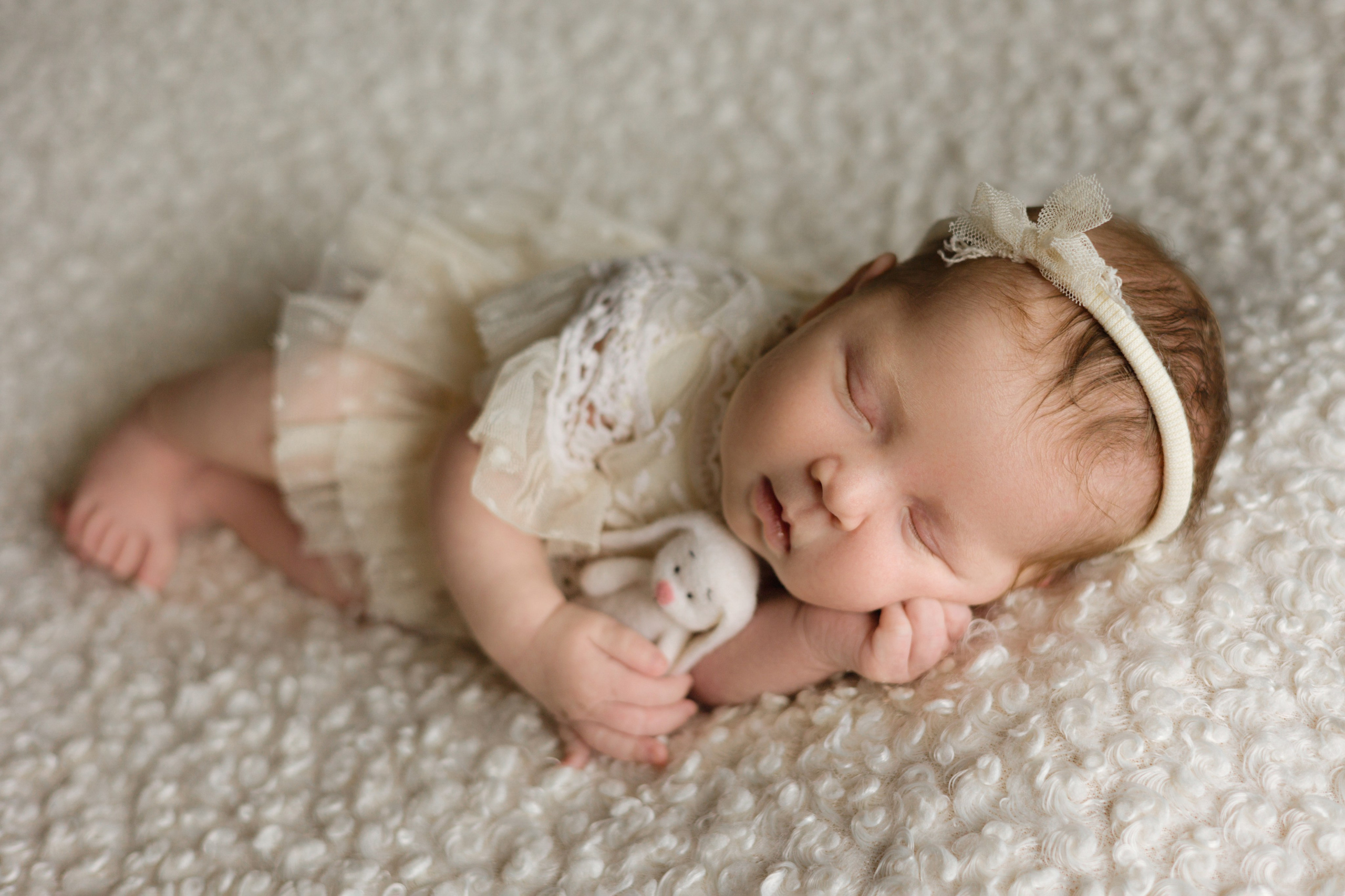 Фотограф новорождённых Красноярск, съёмка девочки в первые дни жизни