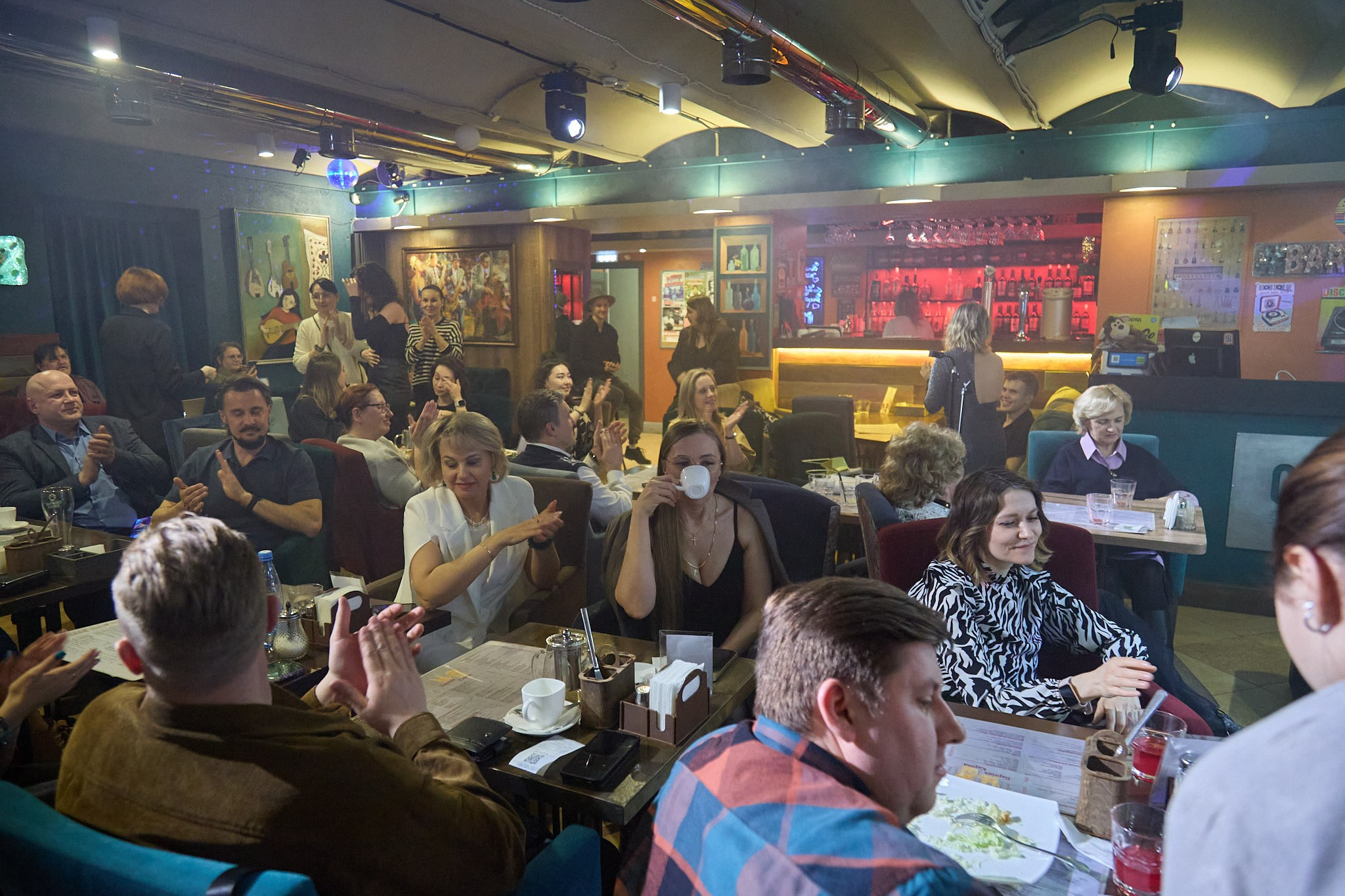 Концерт в баре «Гости». Фотограф Омск | Александр Вандеров