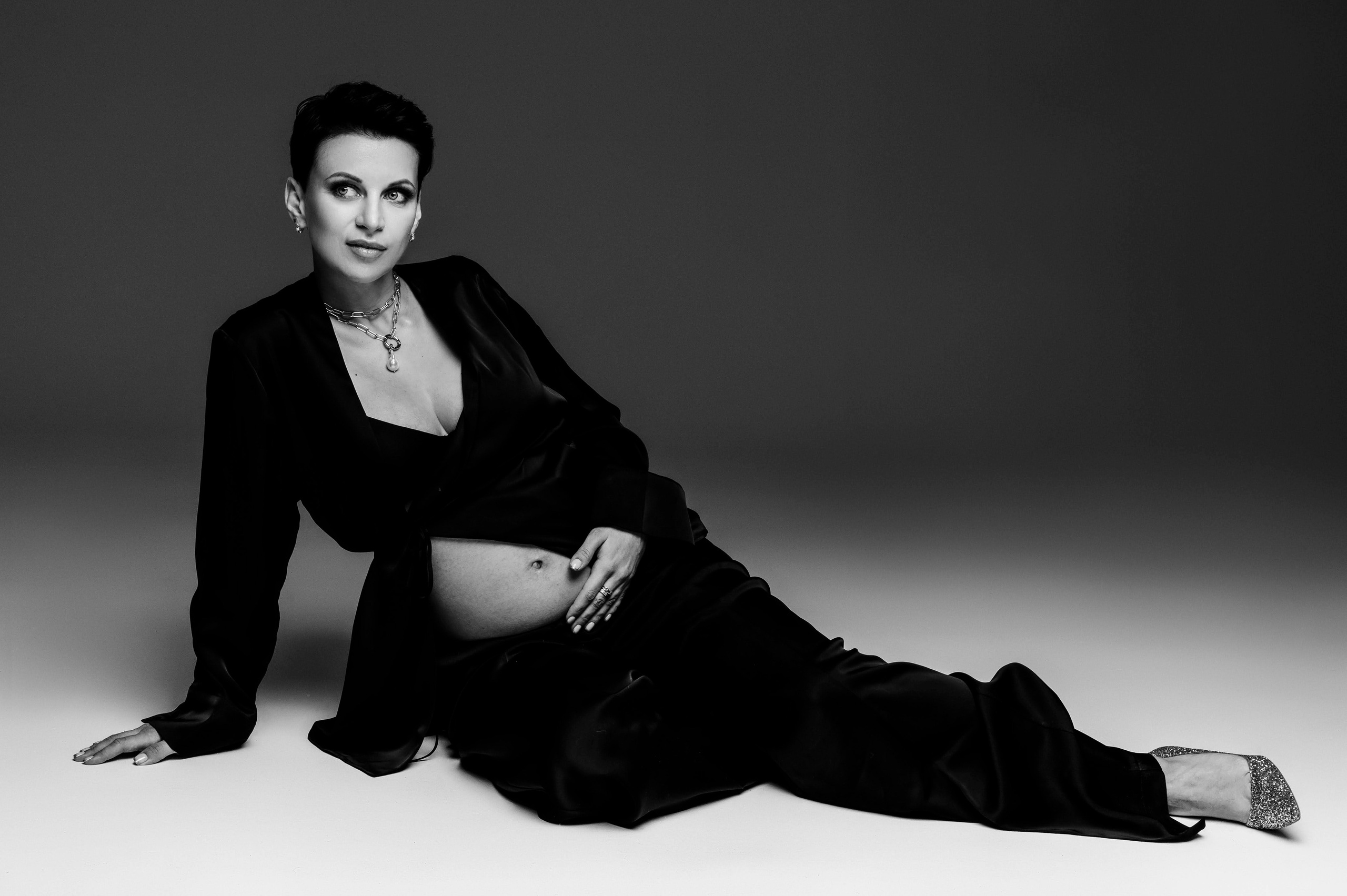 Беременность / женская. Профессиональный фотограф беременности в СПБ. Стильные фотосессии беременности в стиле минимализм и классическая фотография