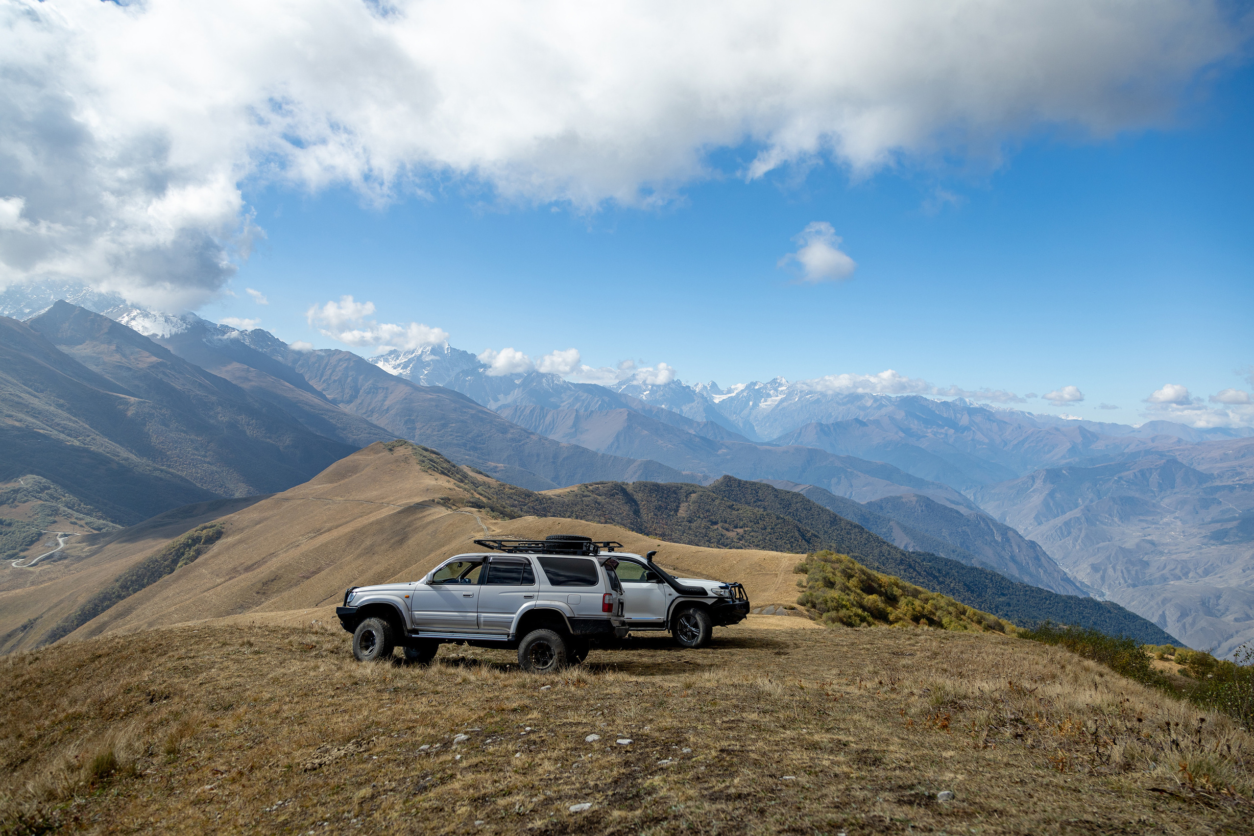 Два джипа над Архонским перевалом в Северной Осетии