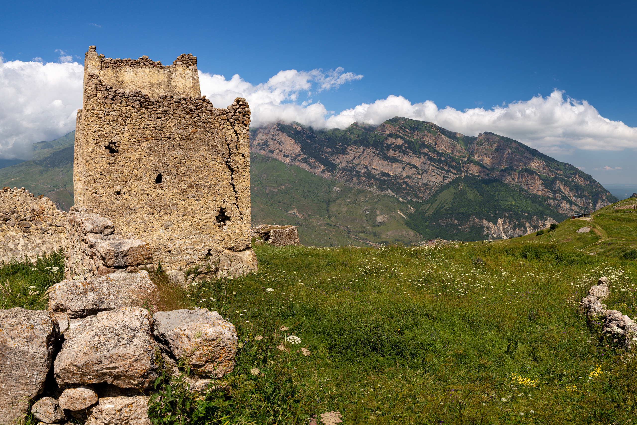 Средневековая башня Фрегат в Ханазе, Дигория, легенда о Ман-сау