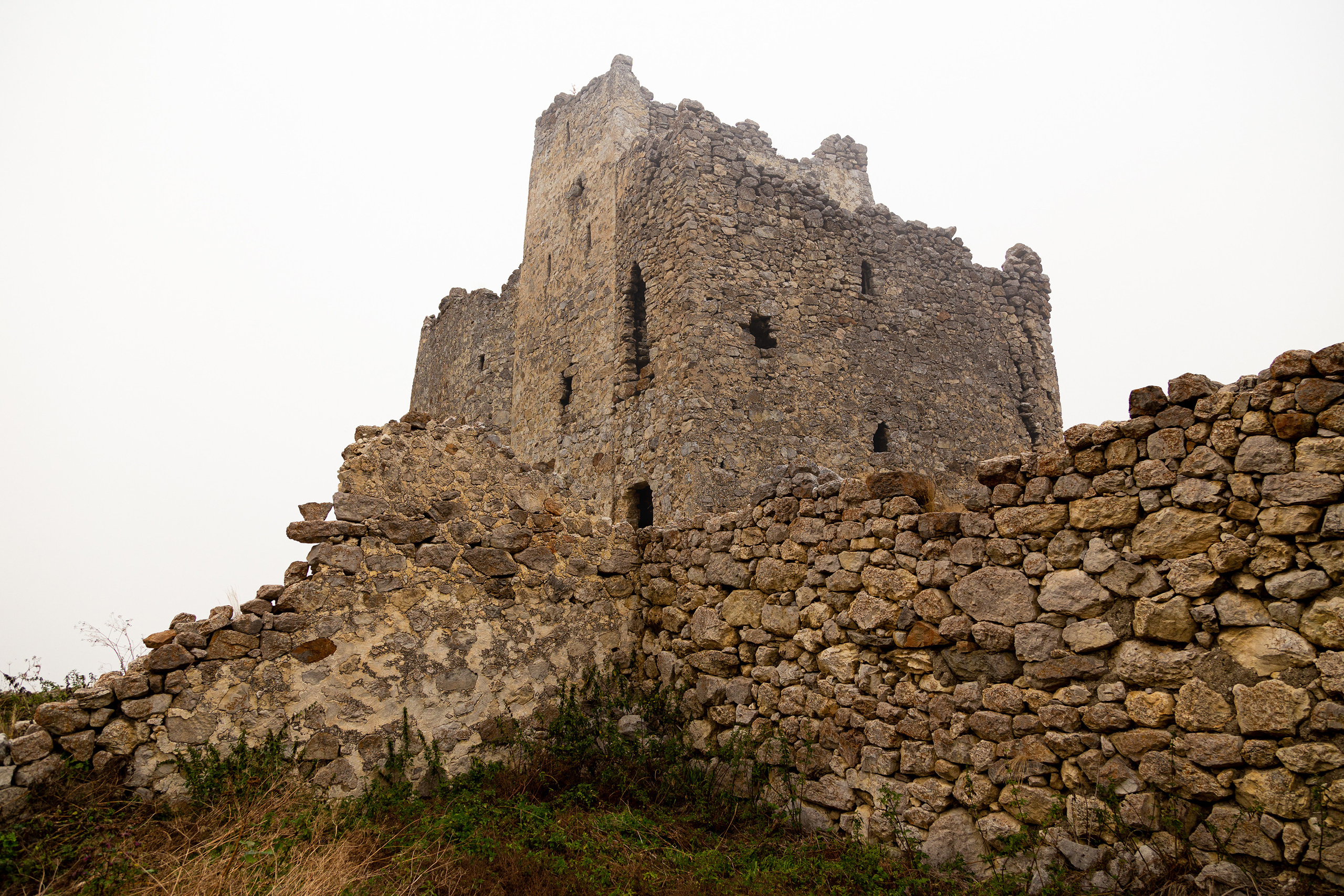 Уникальная средневековая башня Фрегат над селением Задалеск в Дигорском ущелье Северной Осетии-Алания, Ханаз, галуан, родовая башня Цаллаевых либо Фатцаевых, легенда о Ман-сау