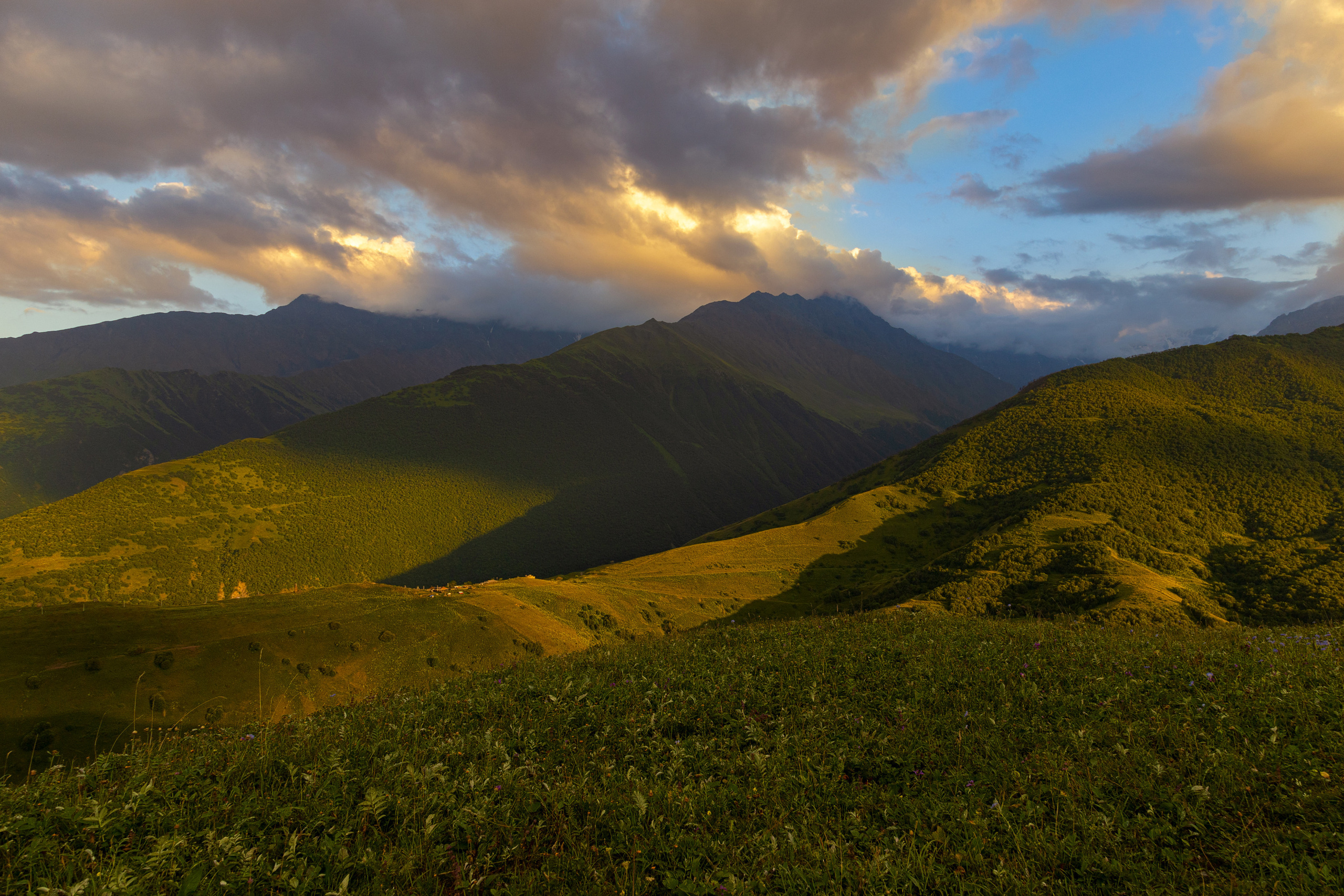 Закат в горах. Вид с Девичьей горы, селение Тменикау