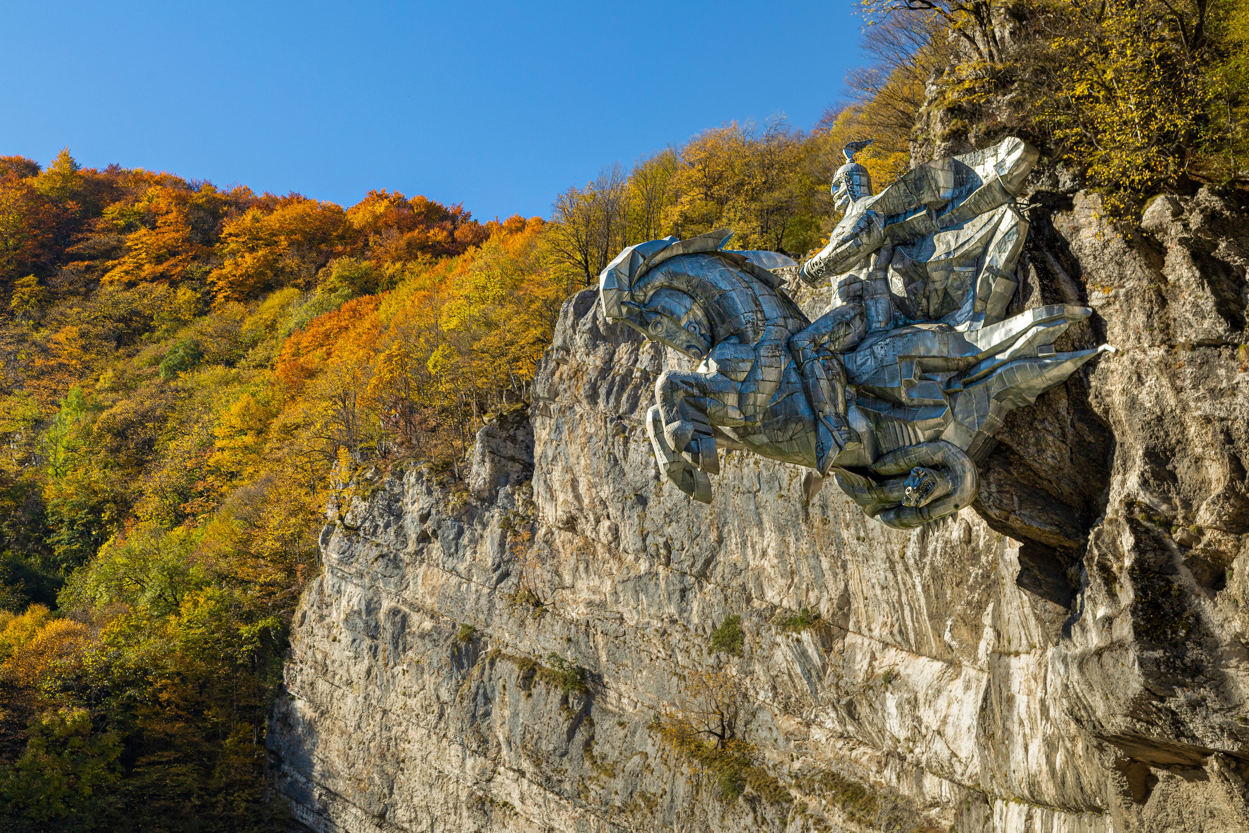 Памятник Уастырджи в Алагирском ущелье Северной Осетии-Алании. Огромный монумент в скале. Ныхас Уастырджи. Фото из джип тура По тропам шелкового пути