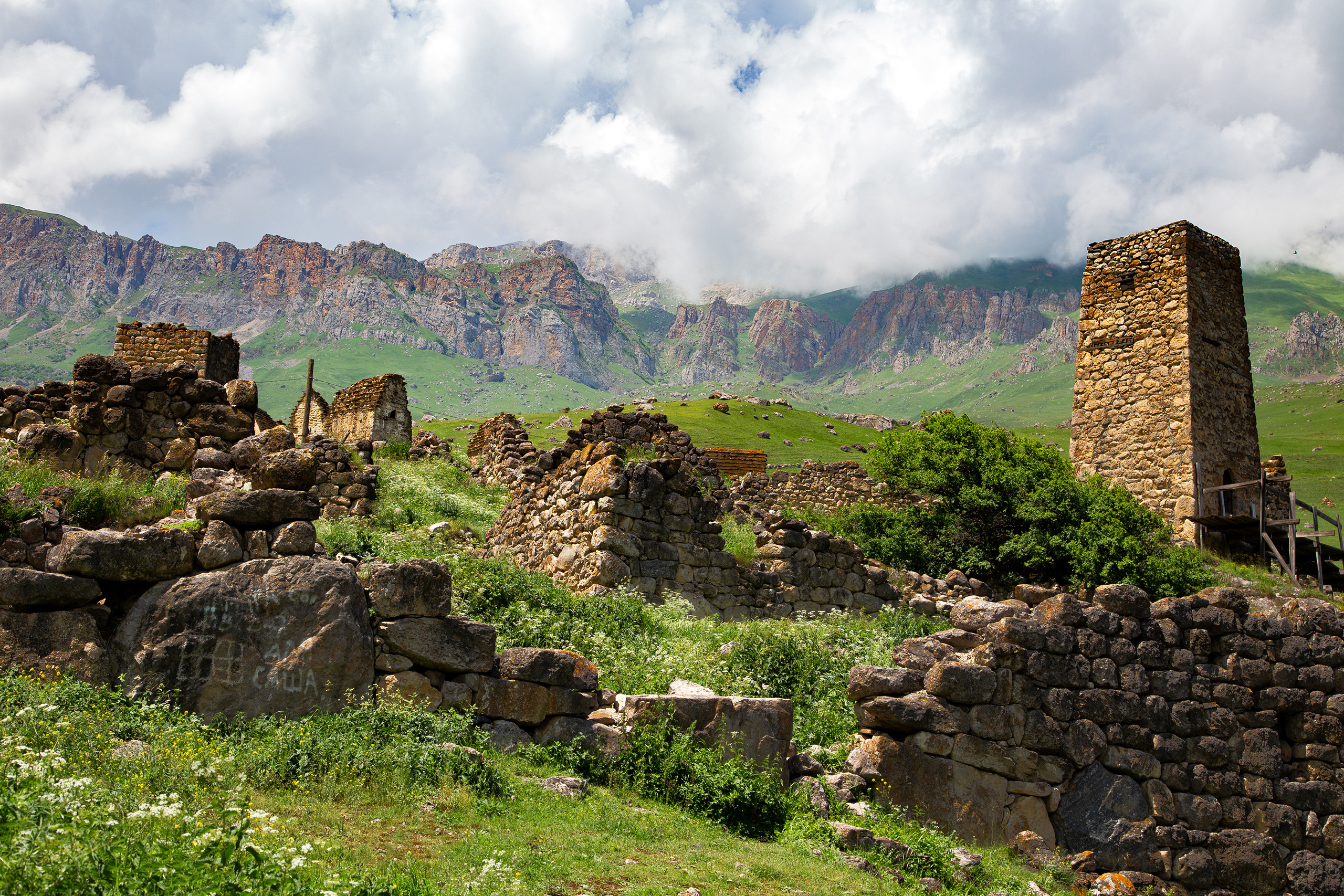 Древний архитектурный комплекс Цмити (Цимити) в Куртатинском ущелье Северной Осетии