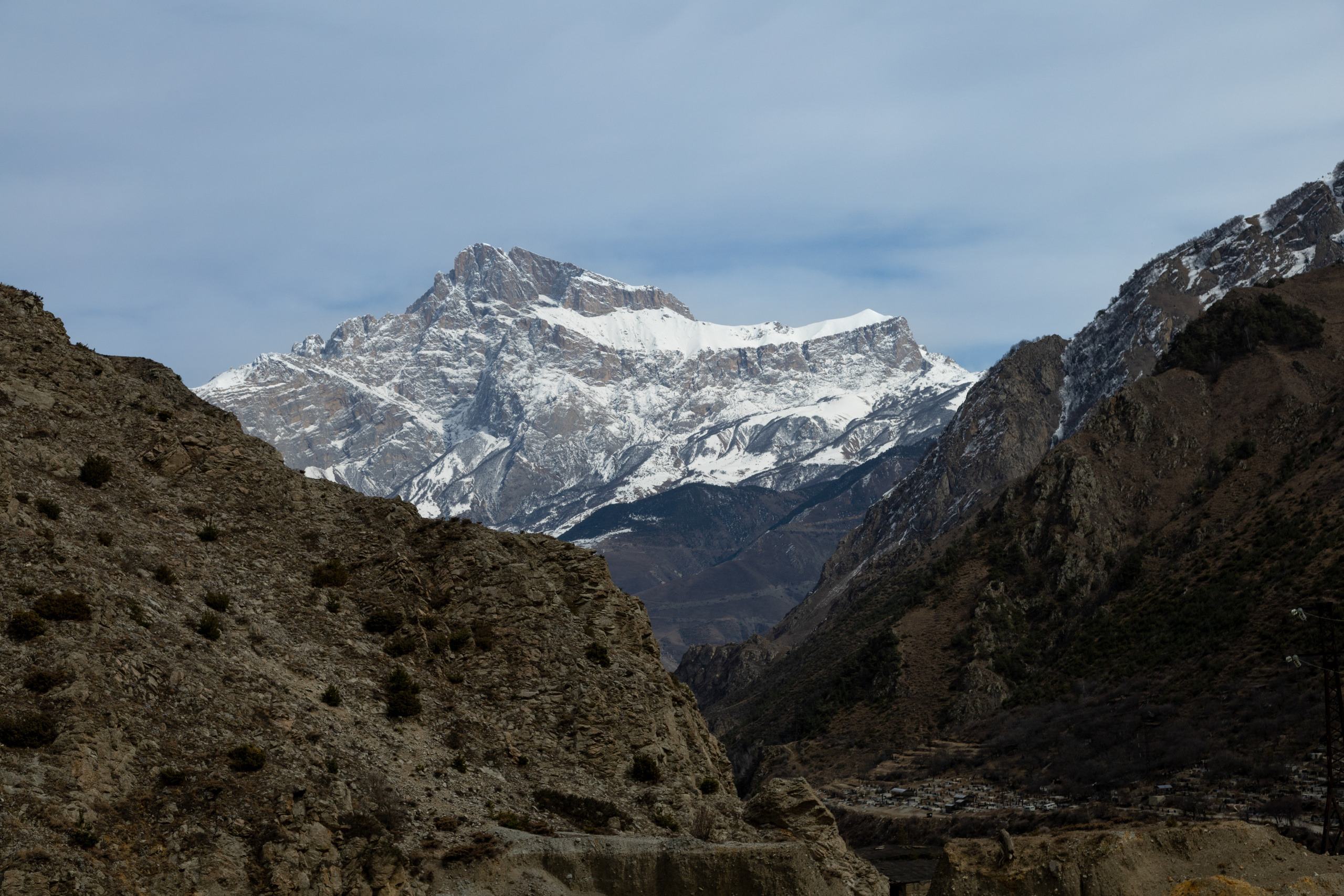 Заснеженная Кариу хох, Осетия, горный пейзаж