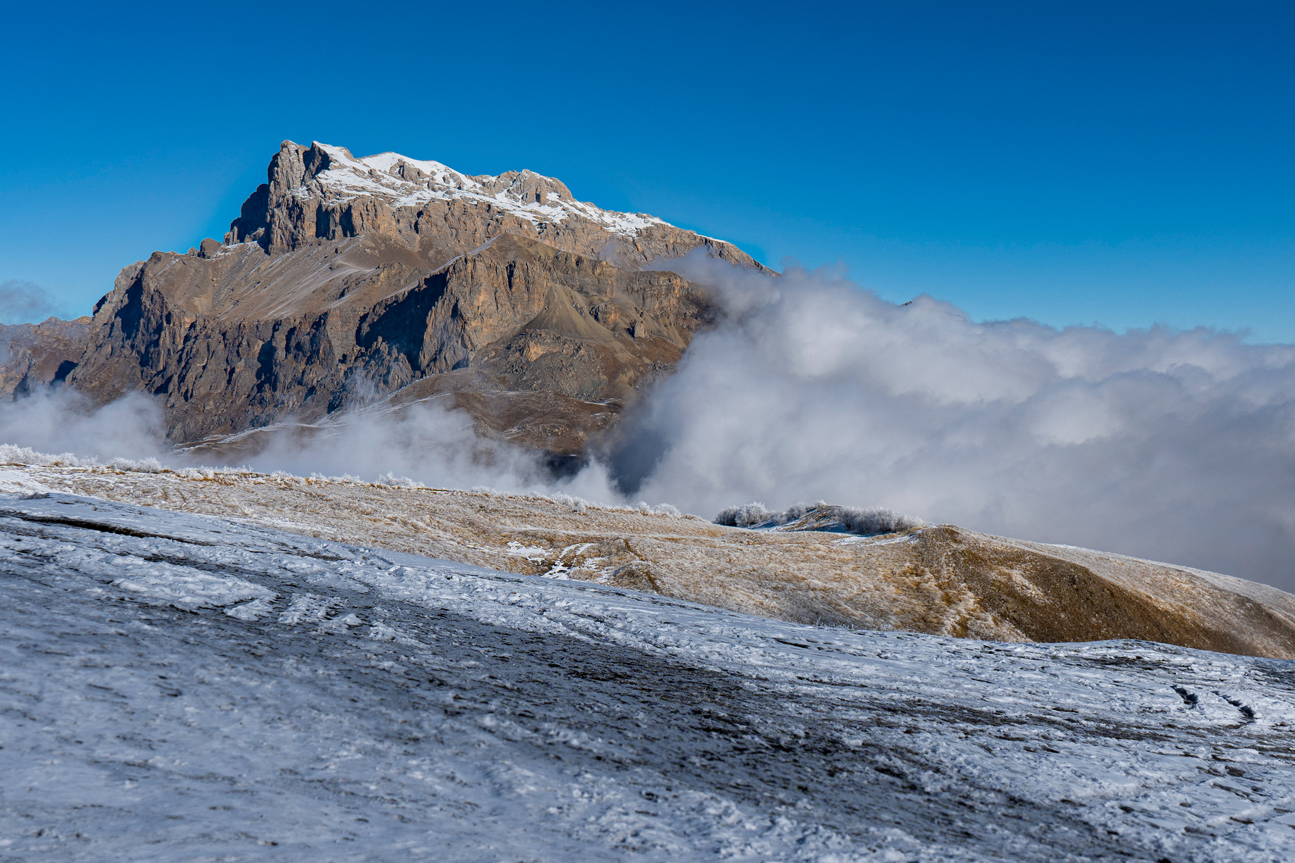 Гора Кариухох в облаках, вид с Фиагдонского ретранслятора, зимний горный пейзаж, такое можно увидеть в джип туре по горам Осетии с Олегом Кожуховым