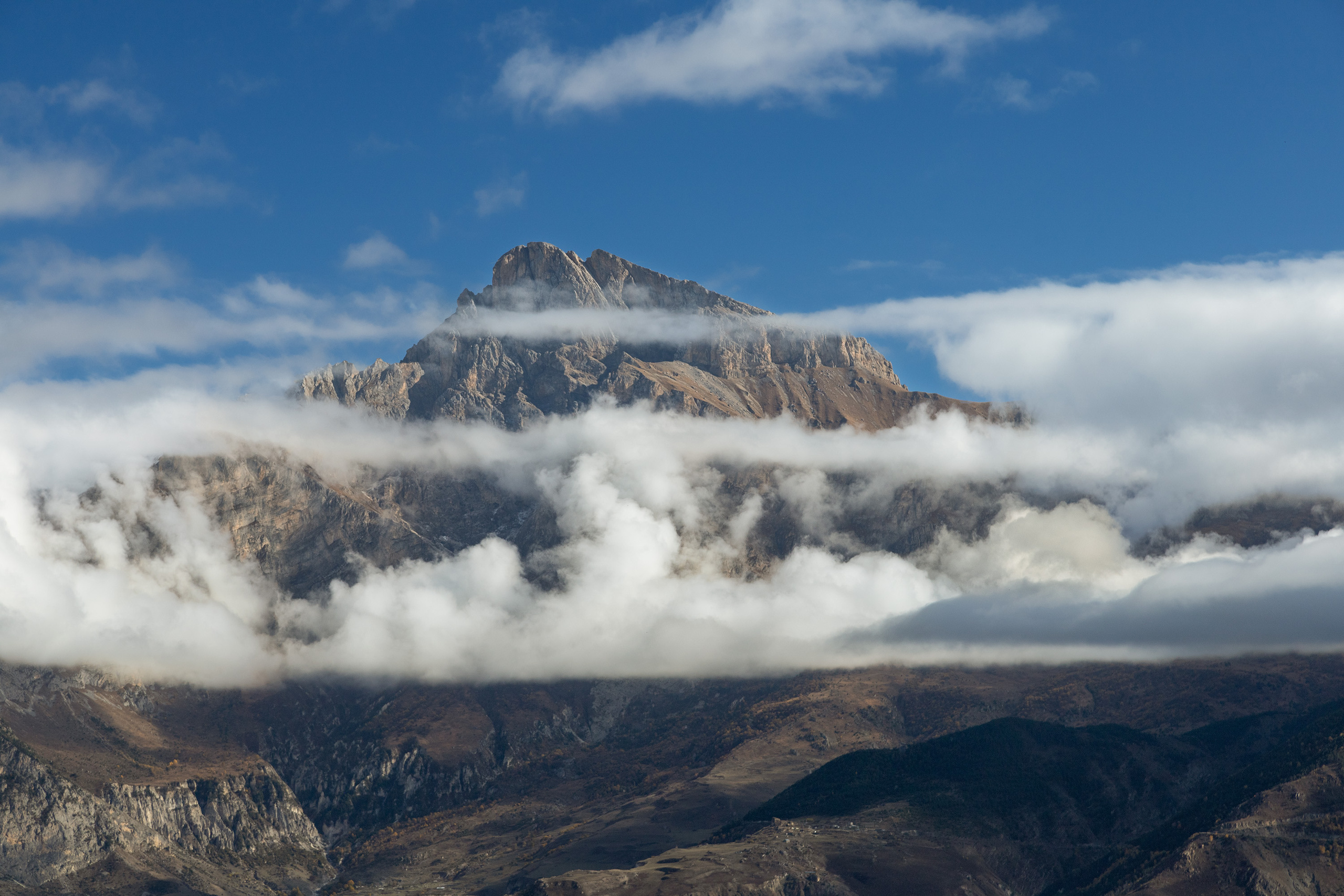 Гора Кариу хох в облаках. Высота Кариу свыше 3000 метров над уровнем моря, Алагирское ущелье Северной Осетии-Алании