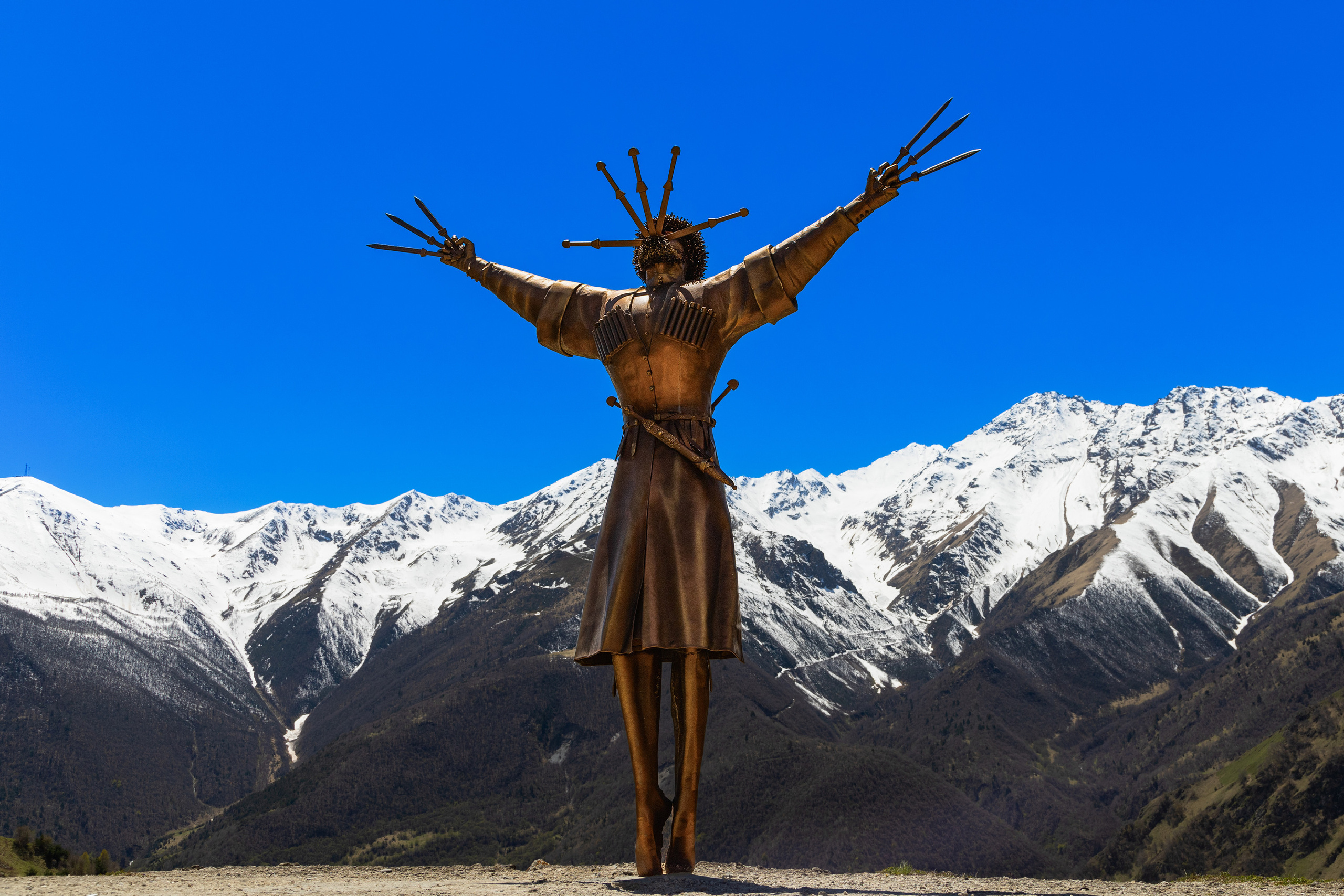 Арт объект Танец с кинжалами в Верхнем Згиде, скульптура из металла на фоне гор Северной Осетии