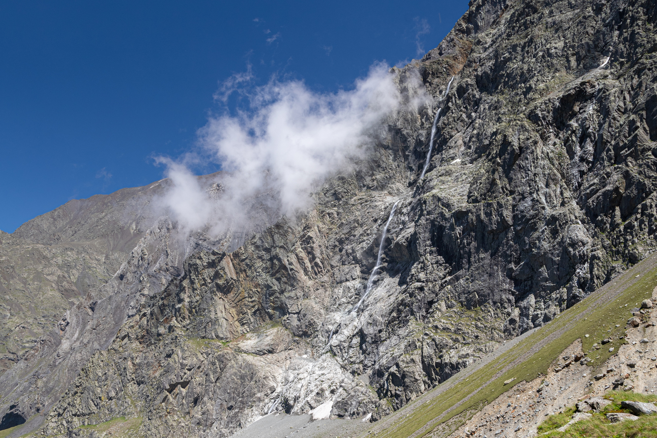 Водопад Большой Зейгалан, осет. Зӕйгӕлӕн, 750 метров, в Северной Осетии. Даргавское ущелье