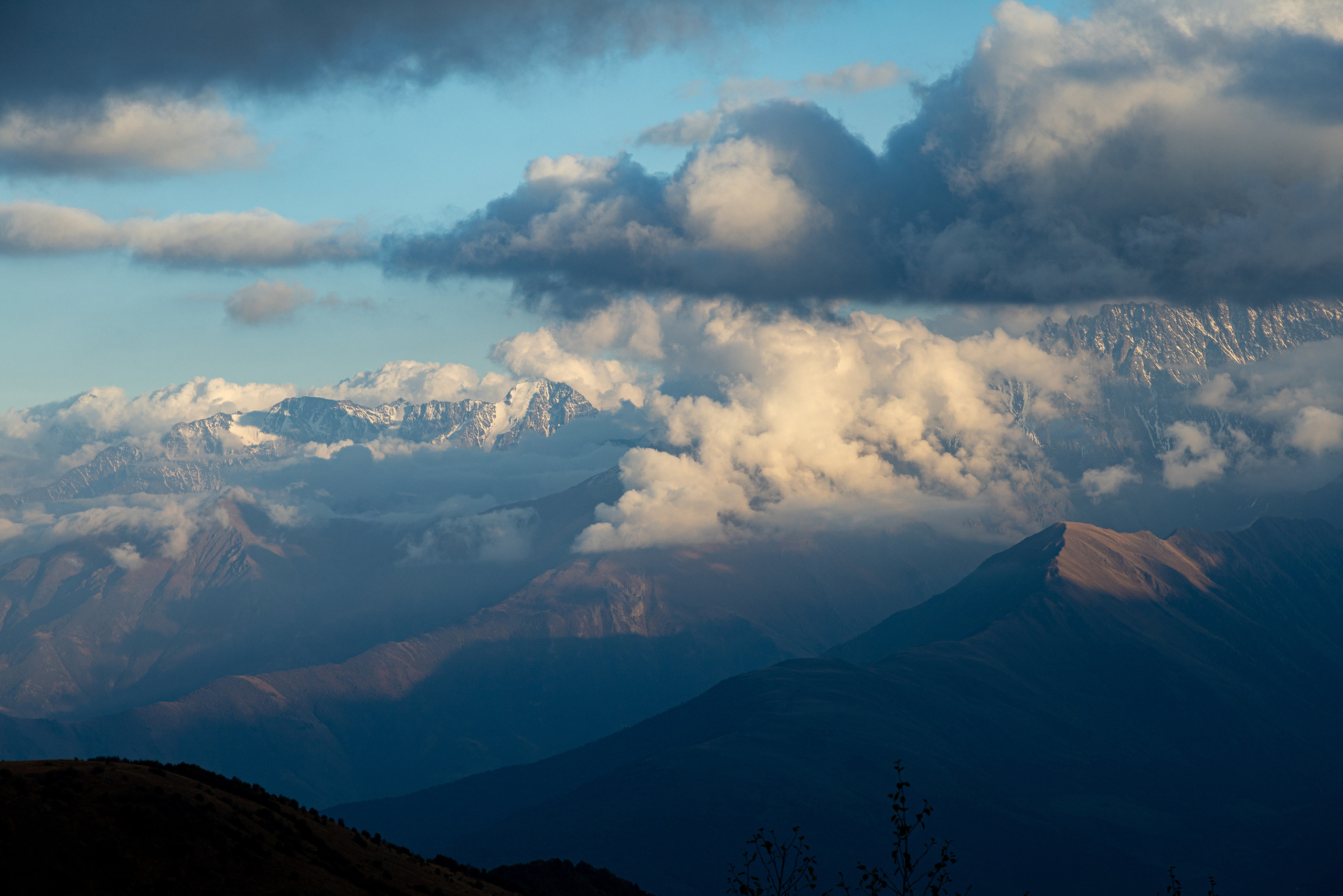 Горный пейзаж, облака, фото из джип тура По тропам шелкового пути
