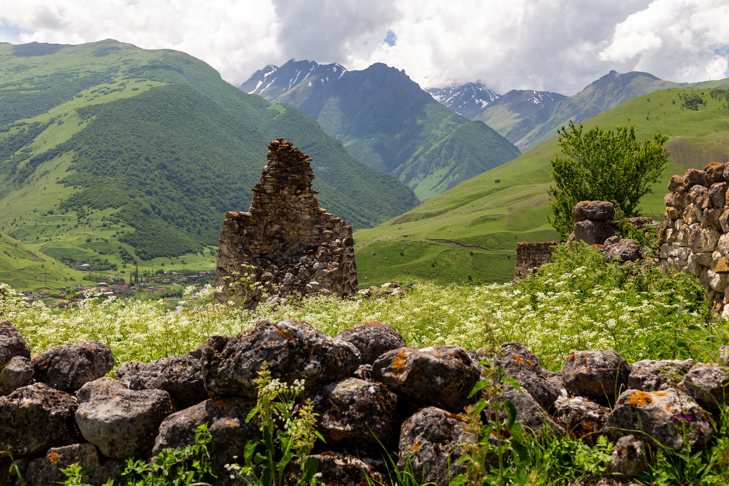 Остатки древнего горного селения - Цимити, Цмити над Фиагдоном. Разрушенная башня