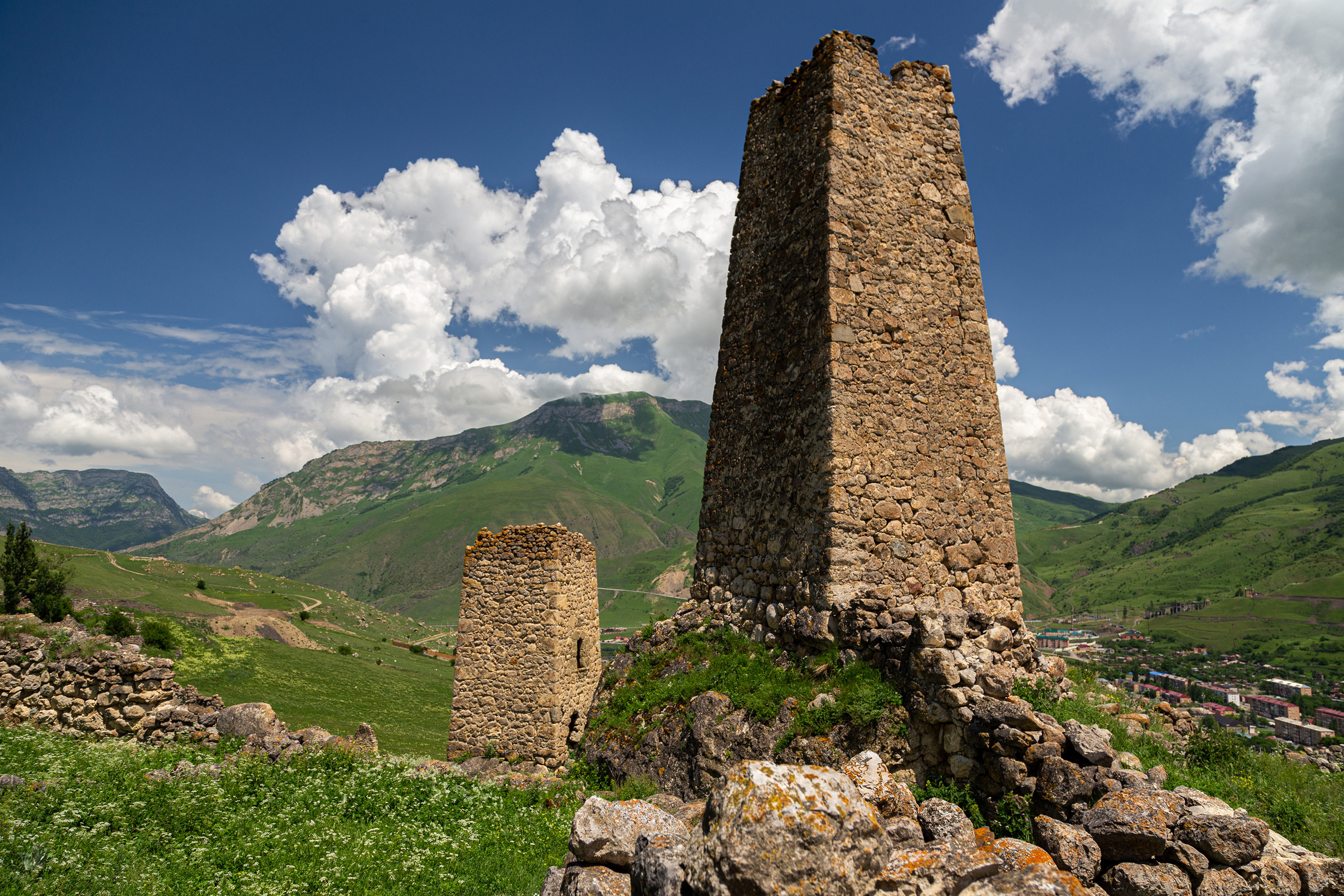 Средневековые башни над селением Фиагдон в Северной Осетии-Алании, фото из джип тура Знакомство с Аланией