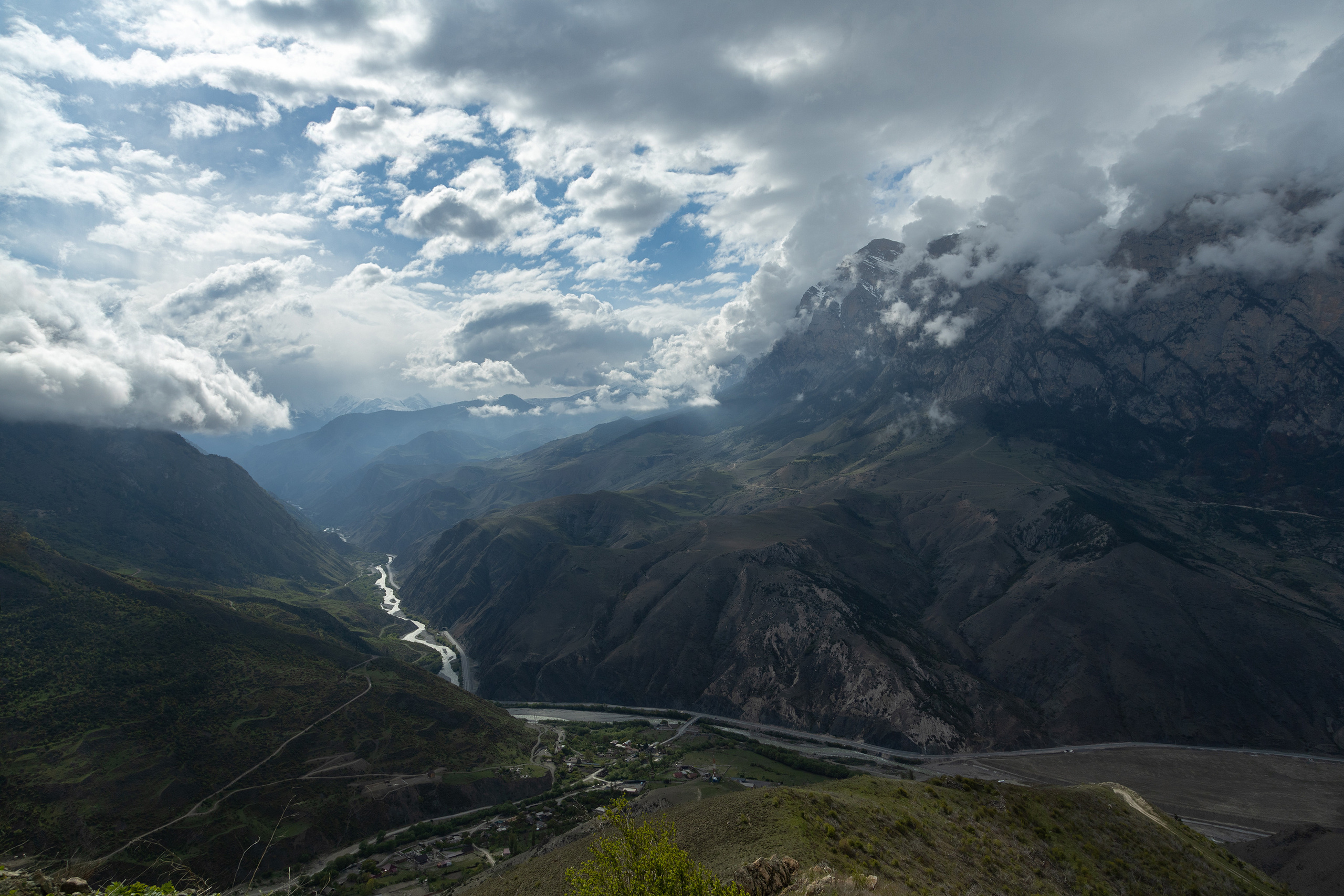 Алагирское ущелье. ТрансКАМ, река Ардон. Транскавказская автомагистраль