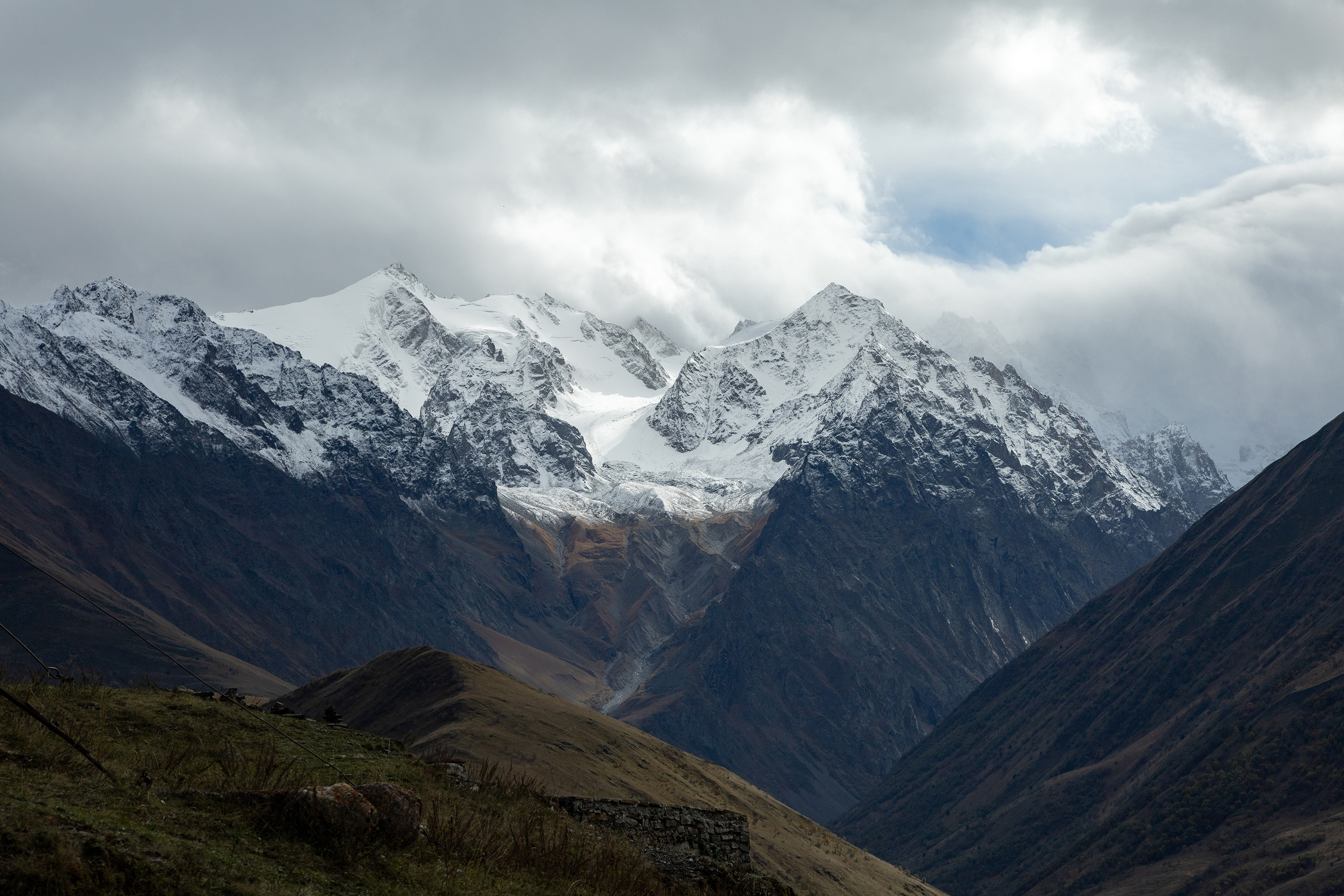 Заснеженные вершины гор Северной осетии