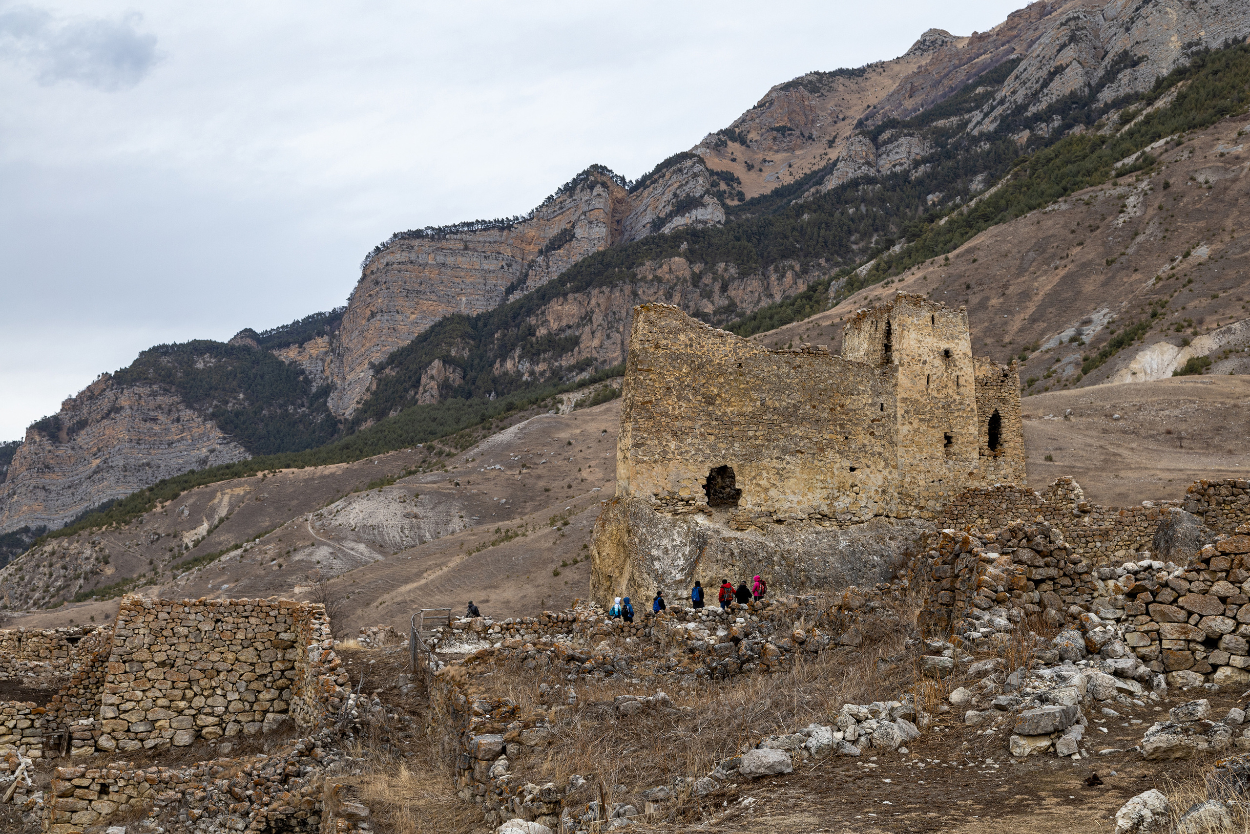 Туристы у замка Фрегат в Ханазе, Осетия