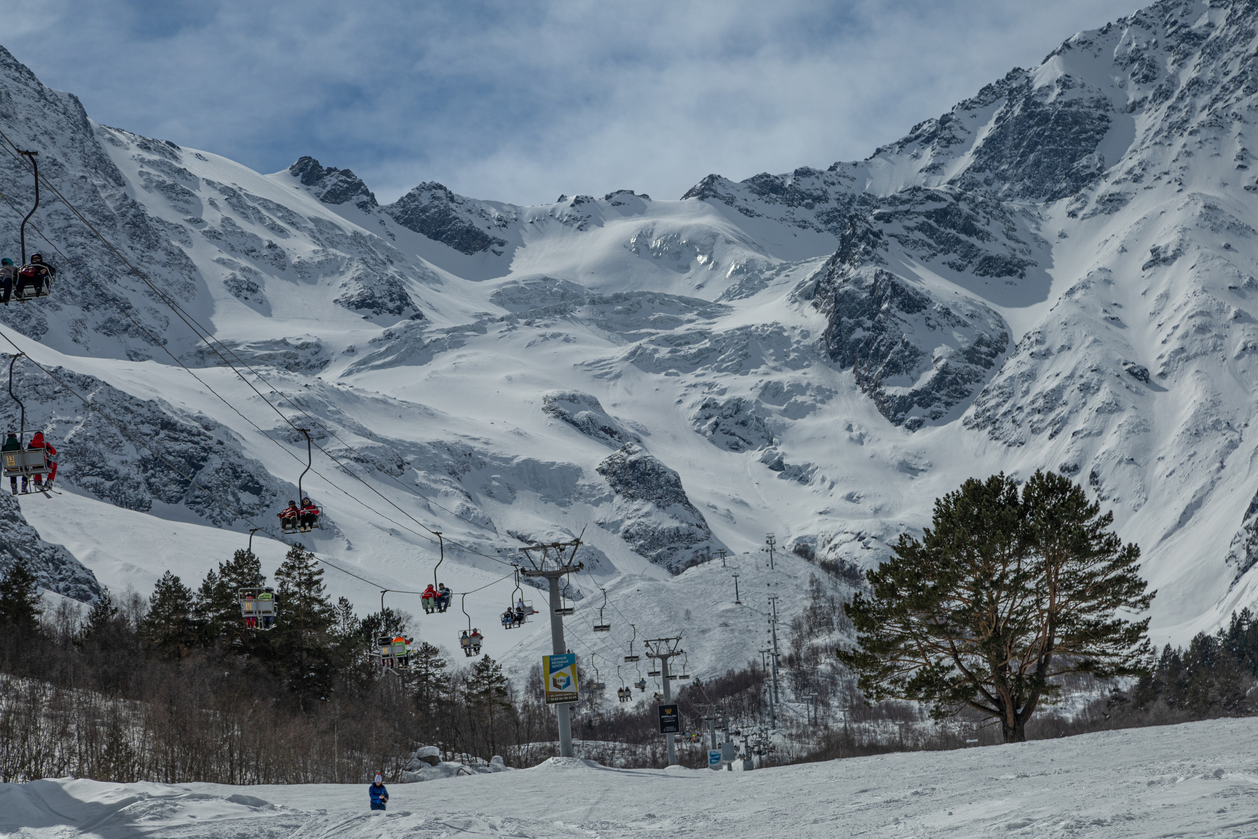 Канатная дорога в Цее к леднику, зимний пейзаж, Цейское ущелье, Северная Осетия-Алания