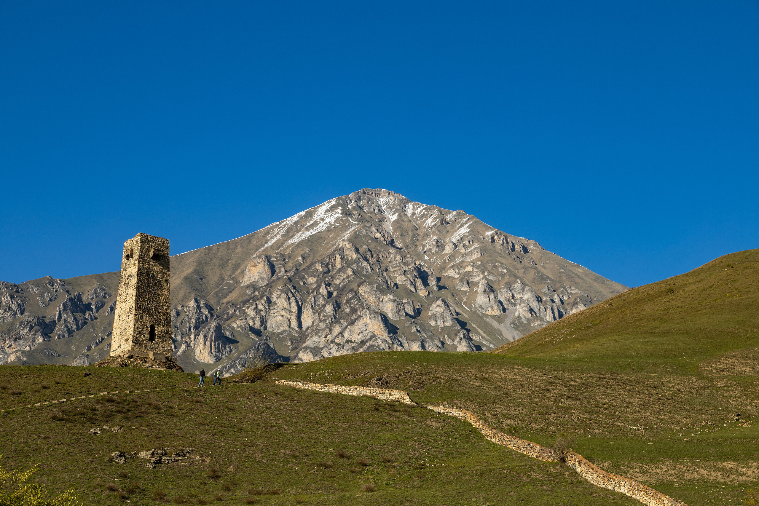 Башня над городом мертвых в Даргавсе на фоне Девичьей горы, Чизджыты-хох, Северная Осетия