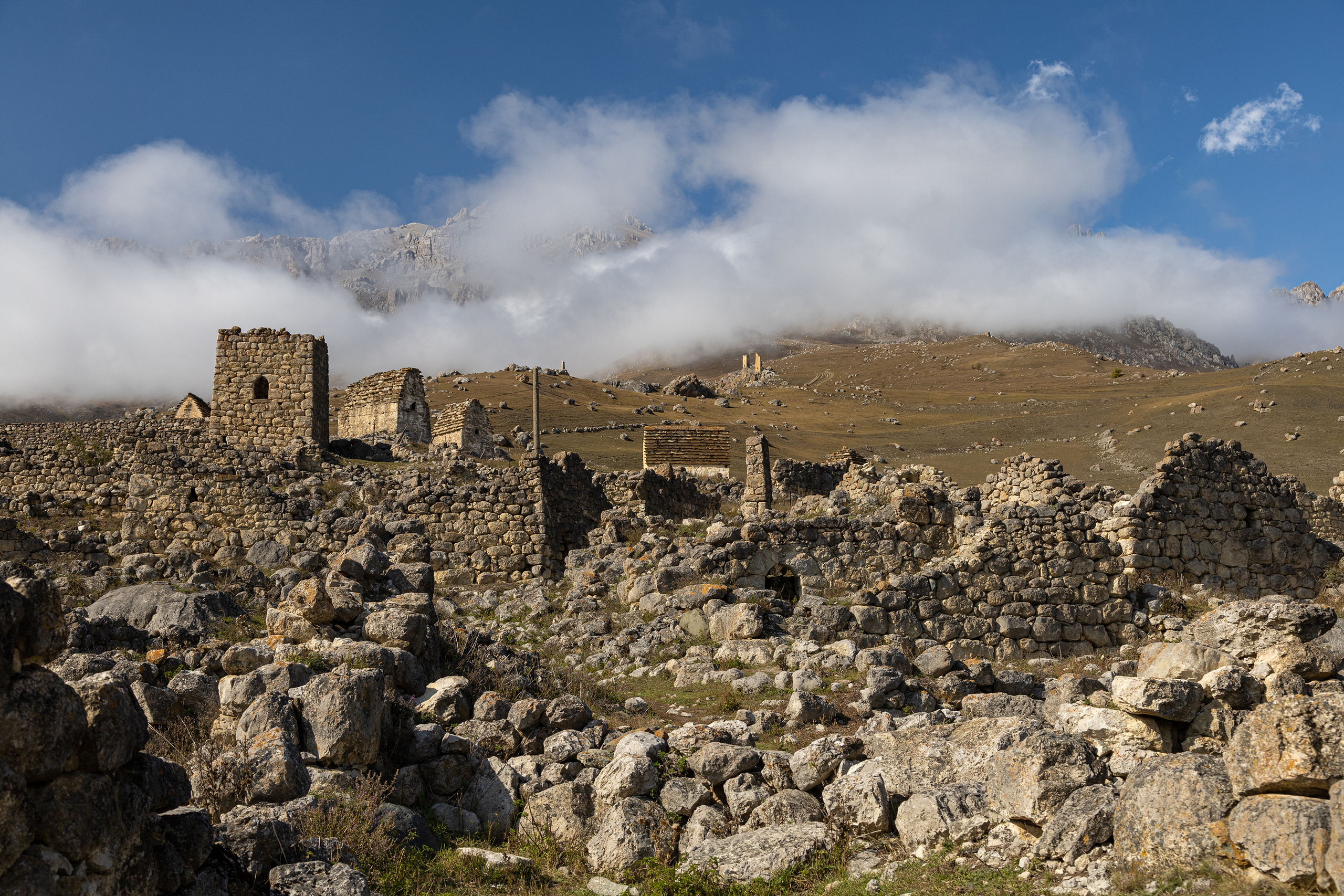 Древний башенный комплекс Цмити. Находится на одном из плато южного склона скального массива Кариу-хох, сакральные места