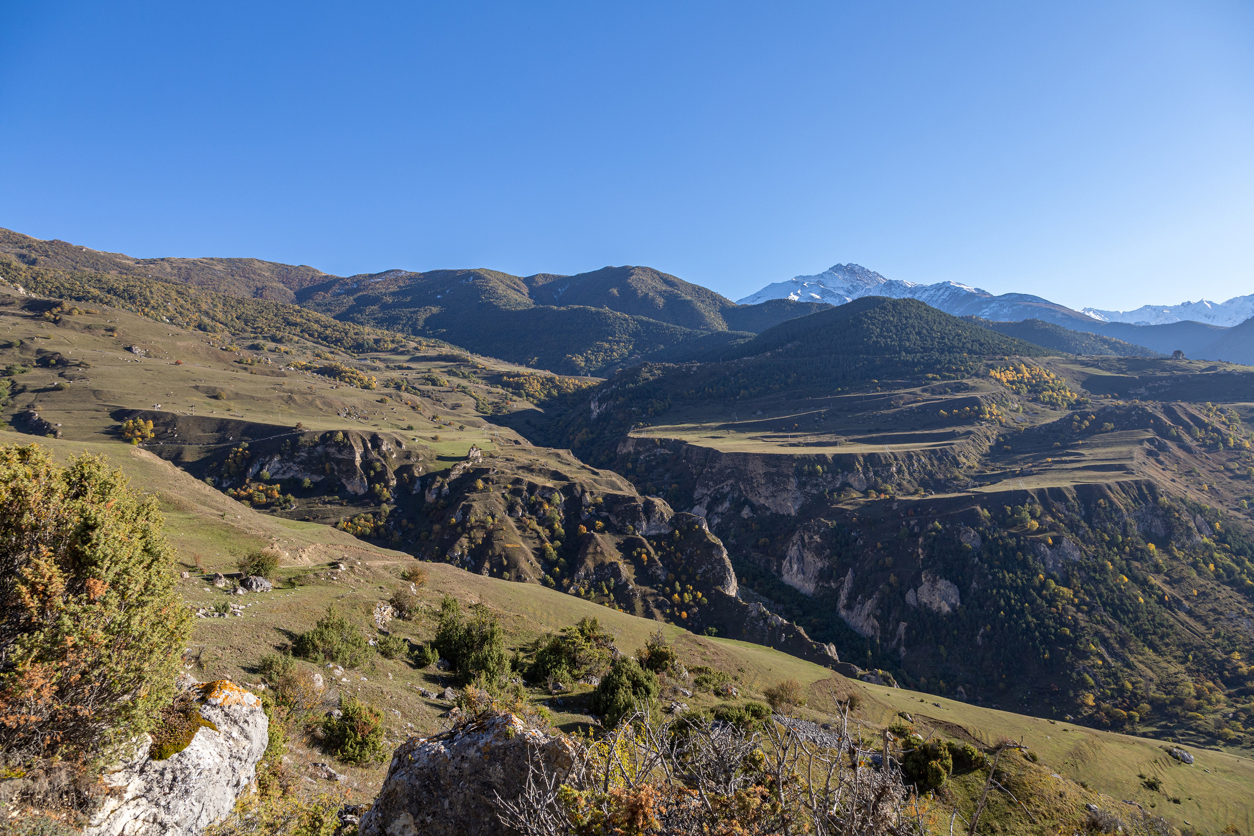 Солнечная долина над селением Зинцар в Северной Осетии. В далеке селение Цамад, родовая башня Черчесовых