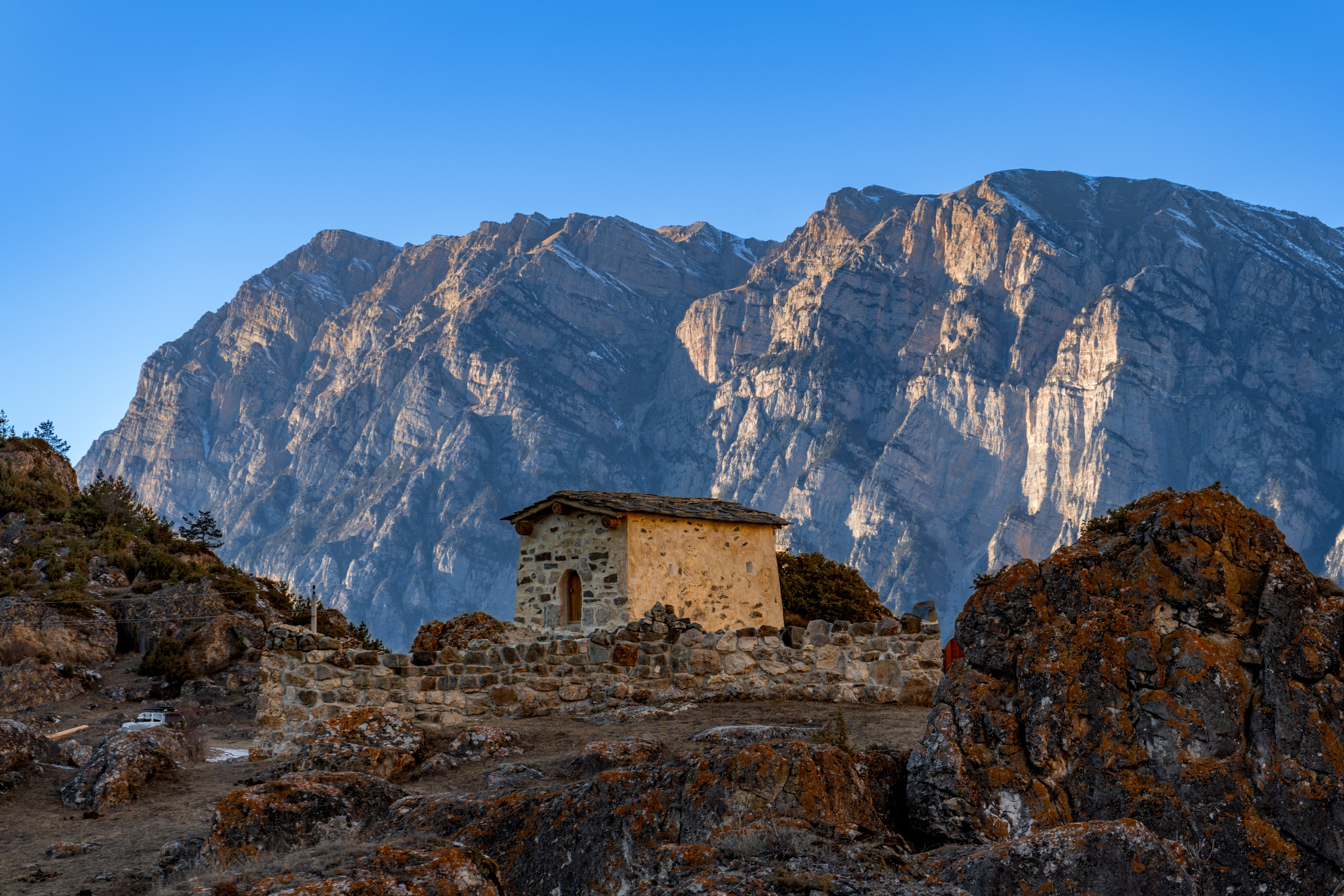 Селение Дагом в Урсдонском ущелье, святое место, фото из джип тура По тропам шелкового пути