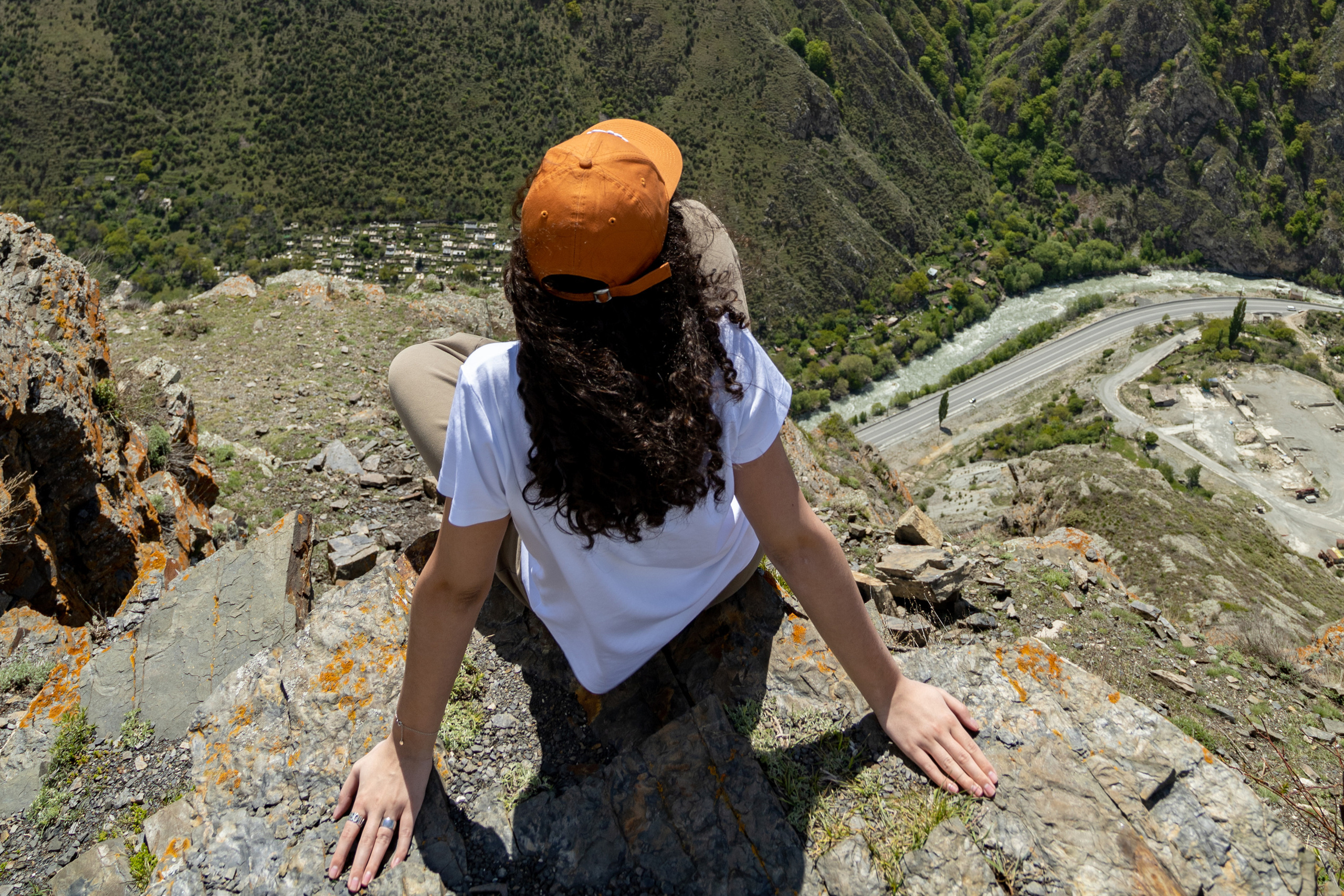 Над Мизуром. Туристка смотрит в пропасть. Фото из джип тура По тропам шелкового пути