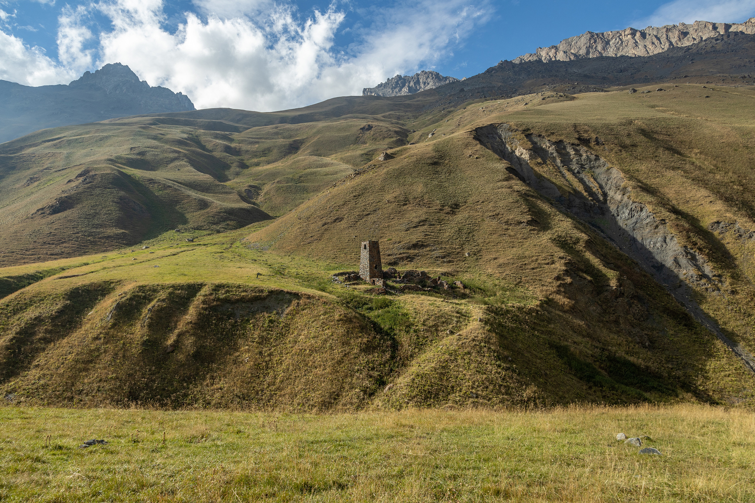 Мамисонское ущелье, родовая башня, Осетия. Фото из джип тура Два в одном: сказочный Цей и удивительный Мамисон